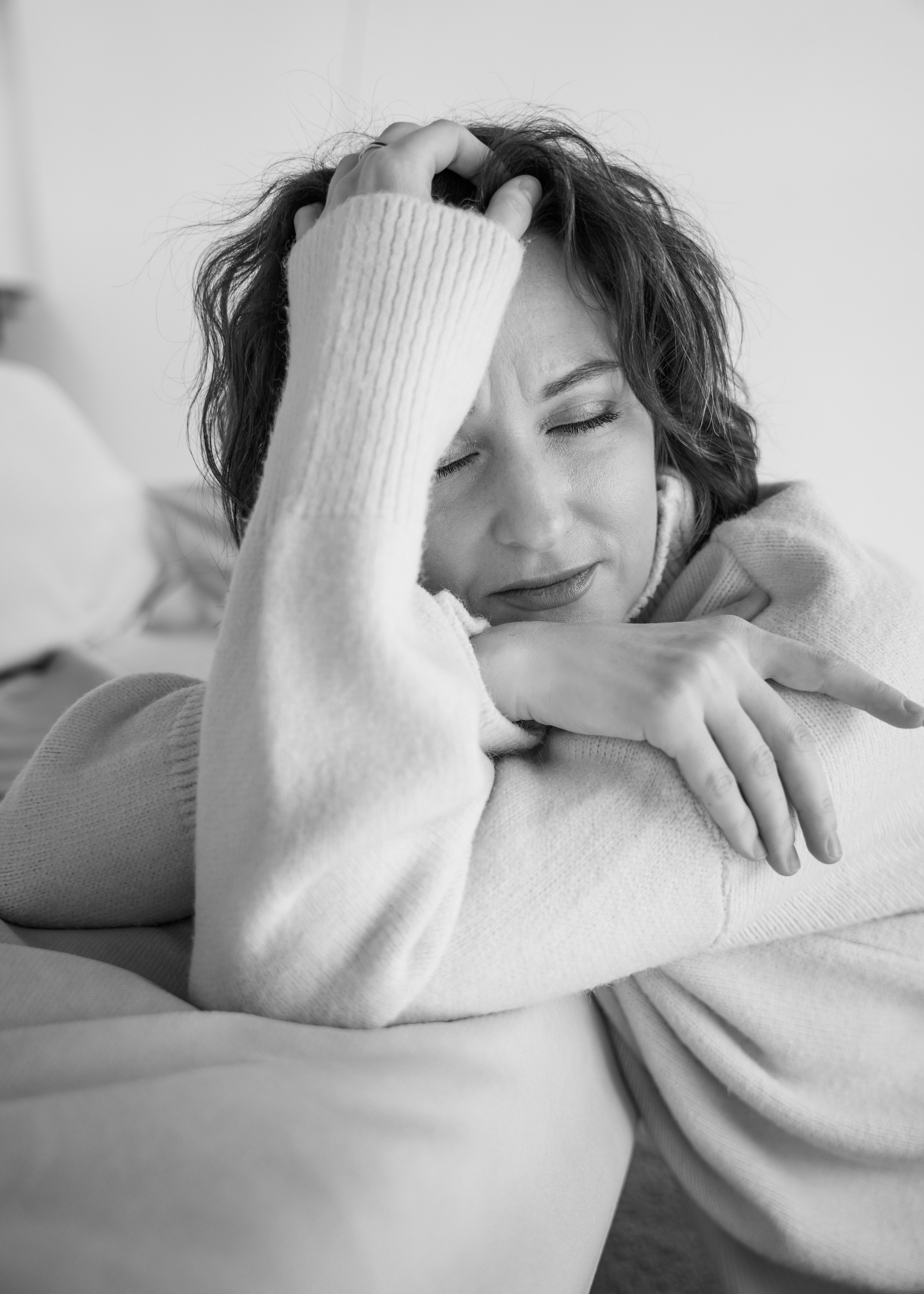 Нежная фотосессия для женщины в светлой студии. Женский фотограф в Красноярске