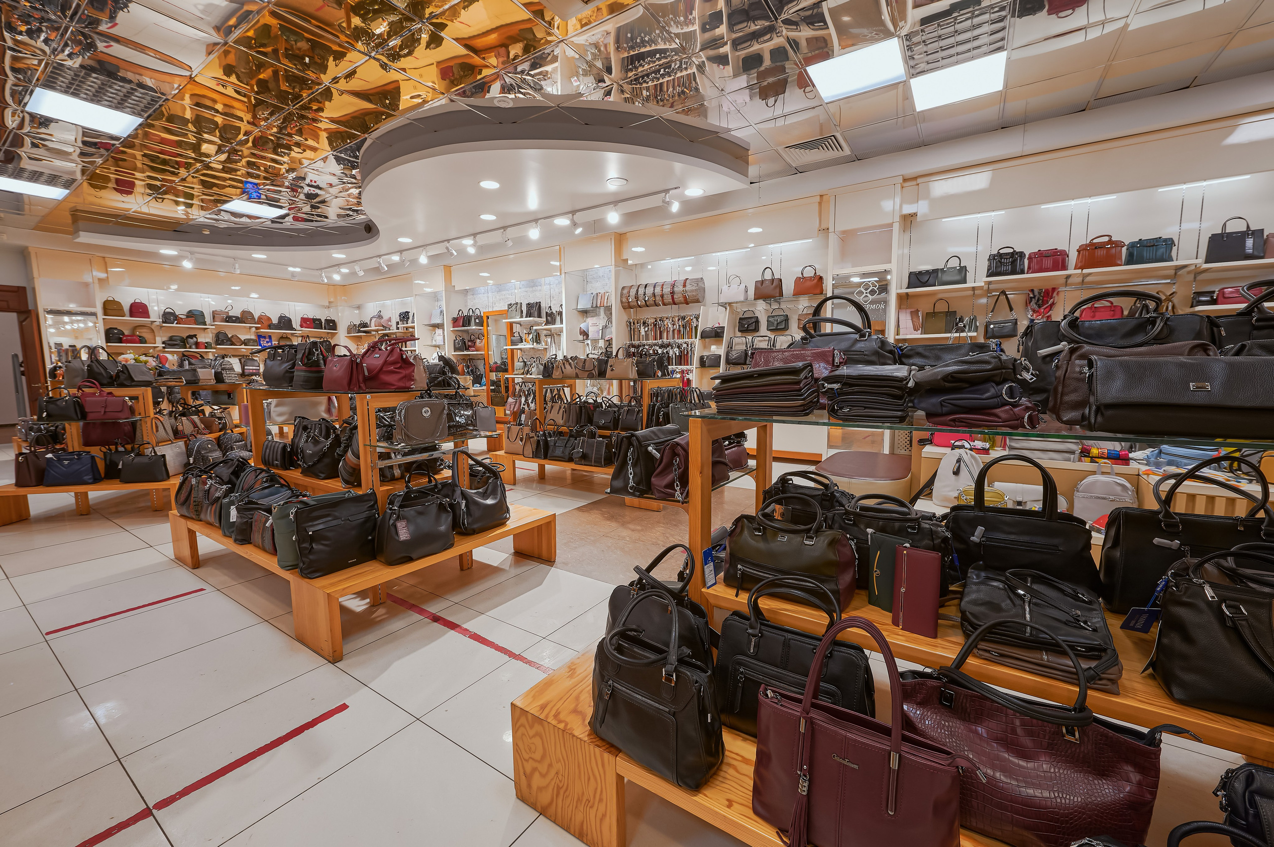 Портфолио по интерьерной и экстерьерной фотосъёмки: Мир Сумок — Правый берег. Фотограф Яковлев Роман — Красноярск