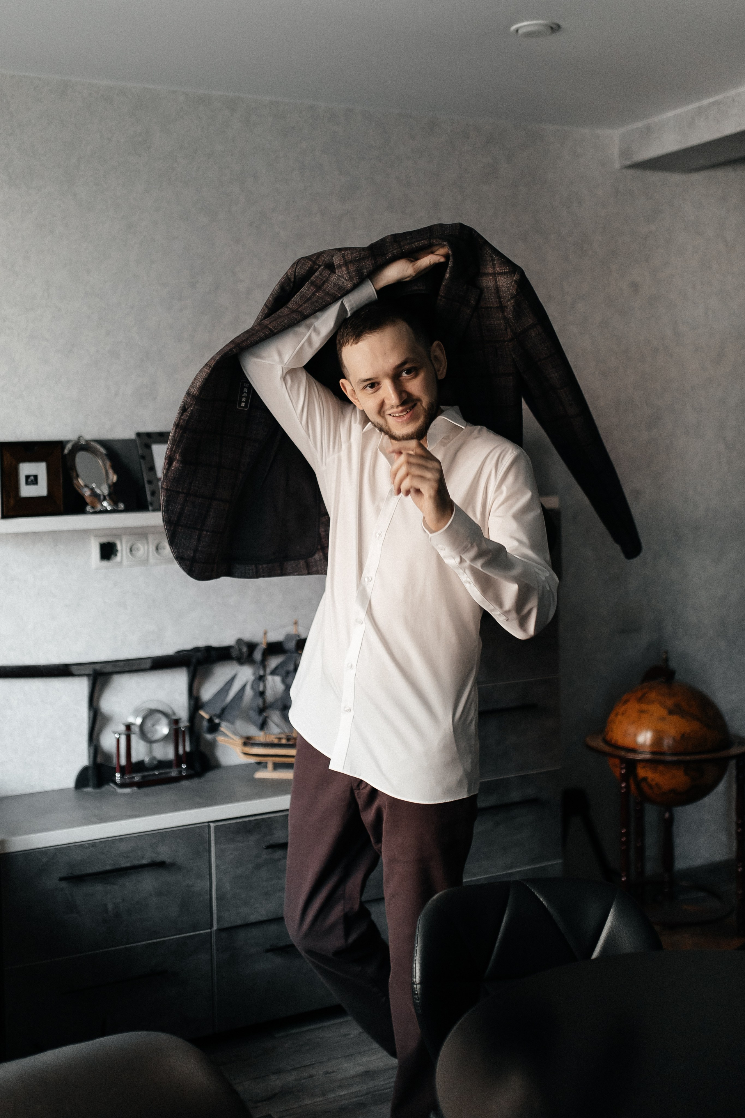 Свадьба Полины и Сергея (сборы жениха). Портретный фотограф Юлия Красноперова в Барнауле/Заринске