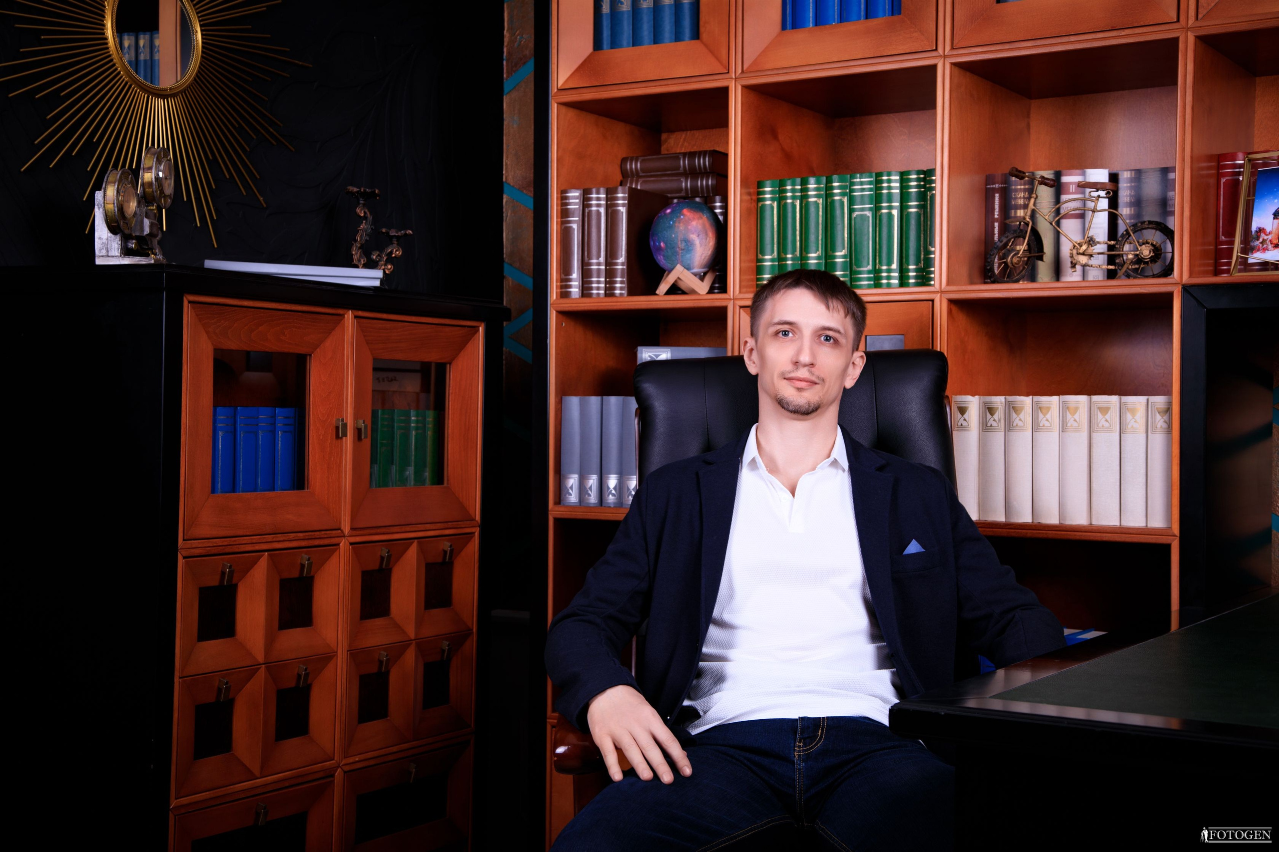 Профессиональная мужская фотосессия в Fotogen: Ваша история в кадре. Интерьерная фотостудия FOTOGEN г. Краснодар