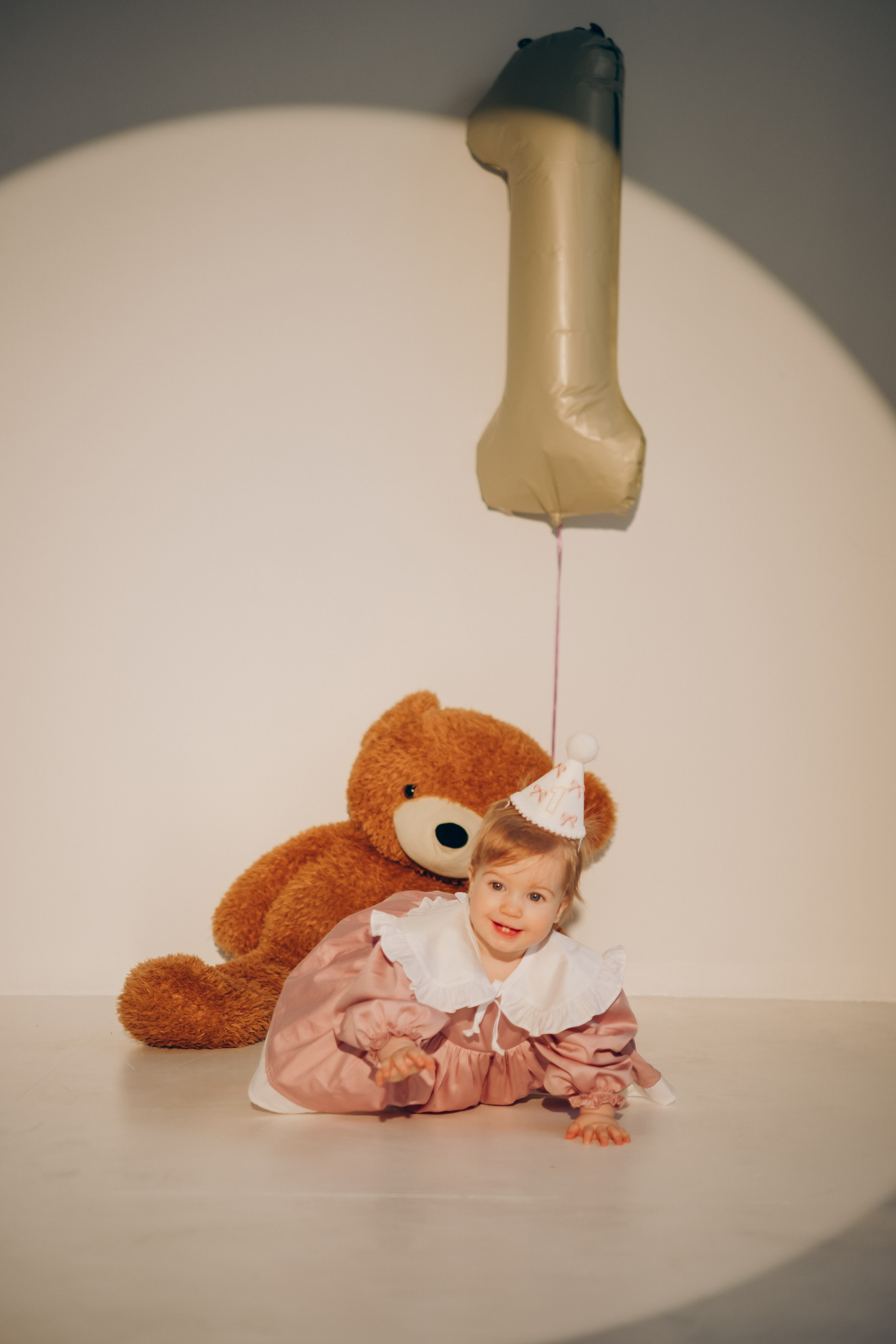 Фотосессия «День рождения» в минималистичной студии. Фотограф Новосибирск Анна Рождественская