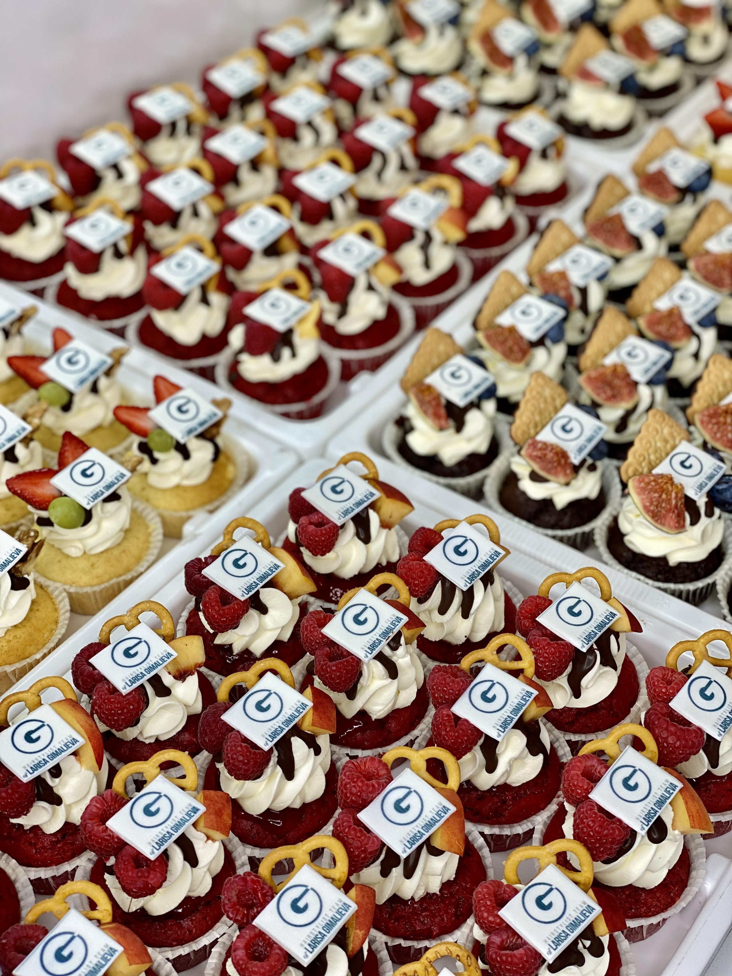 Капкейки фуршетные с логотипом. Katyasugarsugar капкейки, зефир, торты Москва