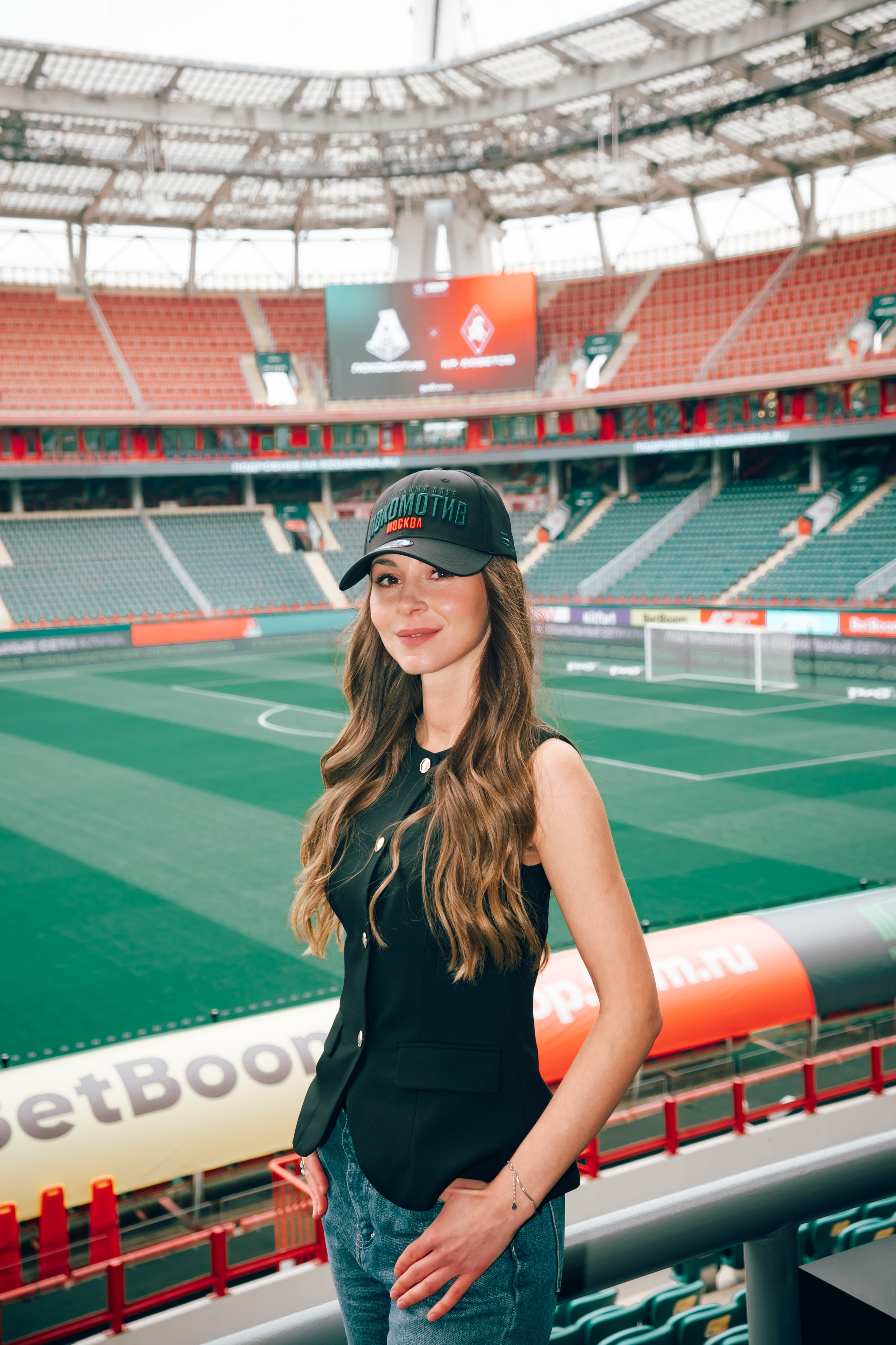 Pubblicità. Fotografo a Mosca con un’atmosfera notturna di foto