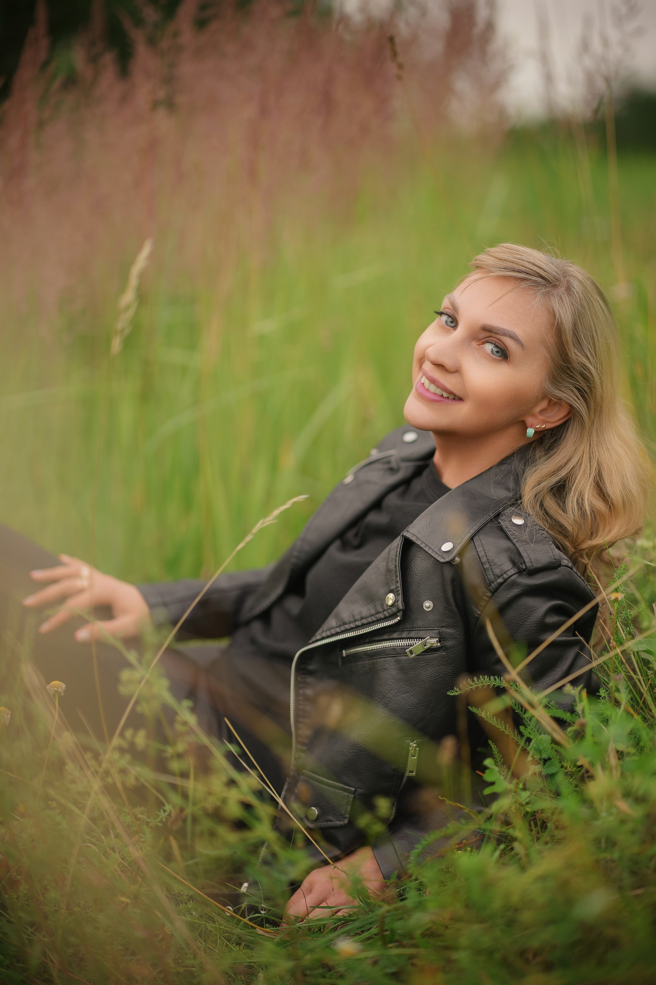 Девушка с мопедом Блондинка с мопедом Летник съемки Девушка в траве  Девушка в поле