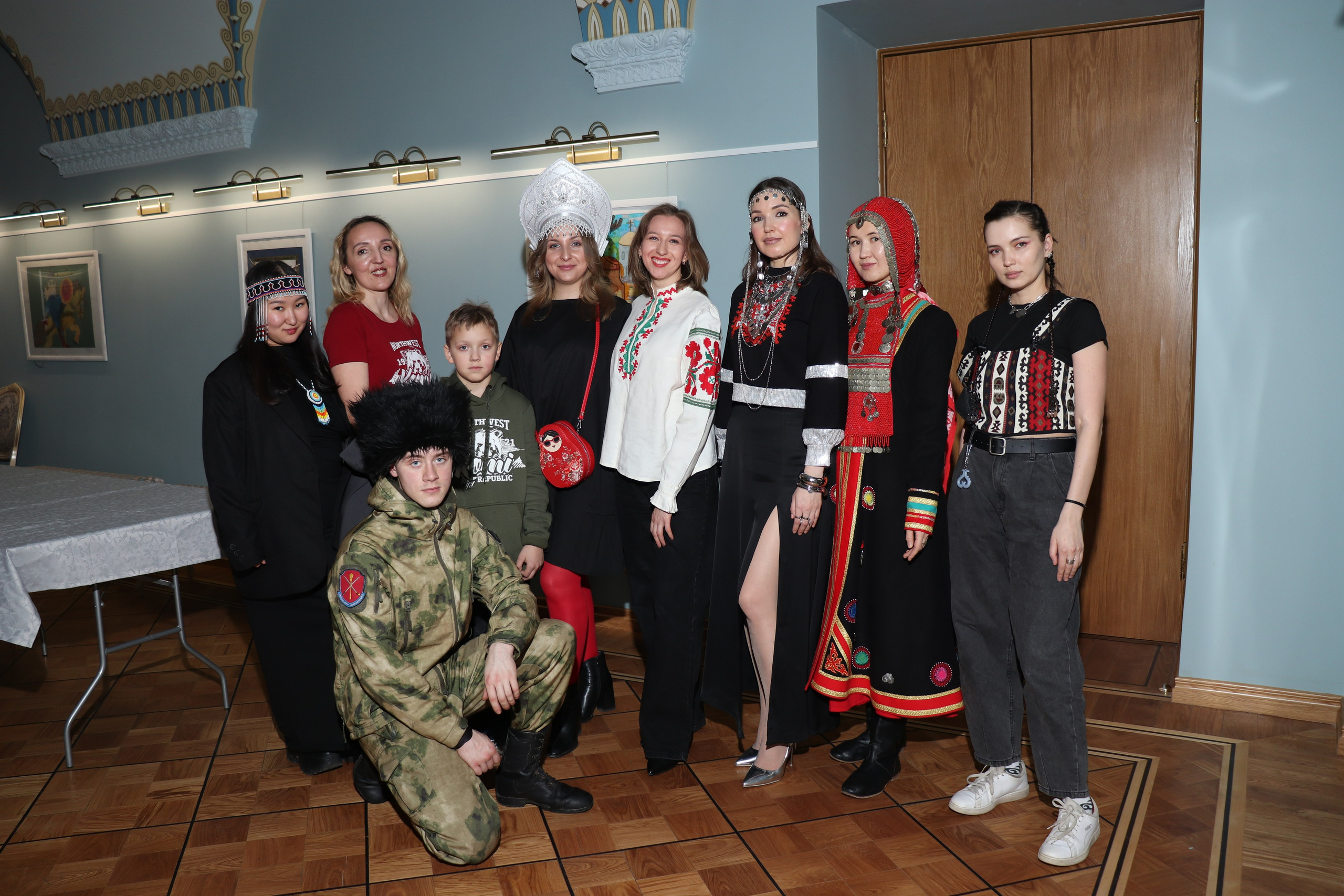 Показ-дефиле «КУЛЬТУРНЫЙ КОД В ОБРАЗЕ» от РОО «Сибирское землячество в Санкт-Петербурге» (6 марта 2025). Ивентный фотограф в Санкт-Петербурге Олег Комков