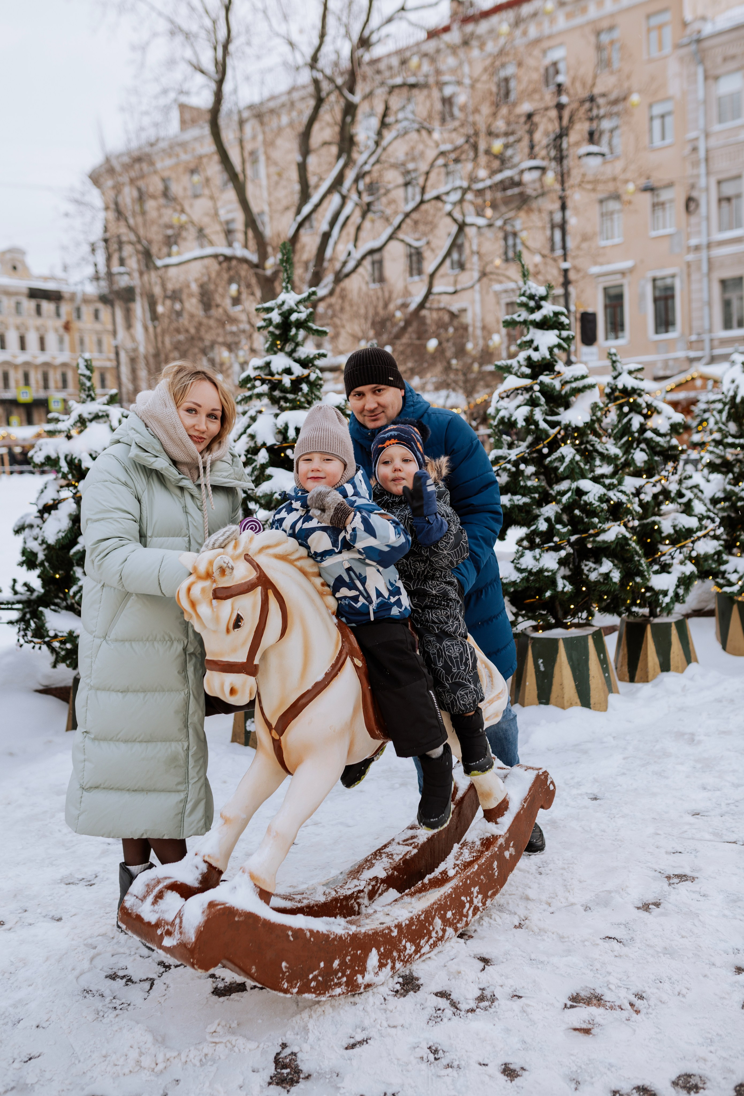 Семейная, Манежная площадь