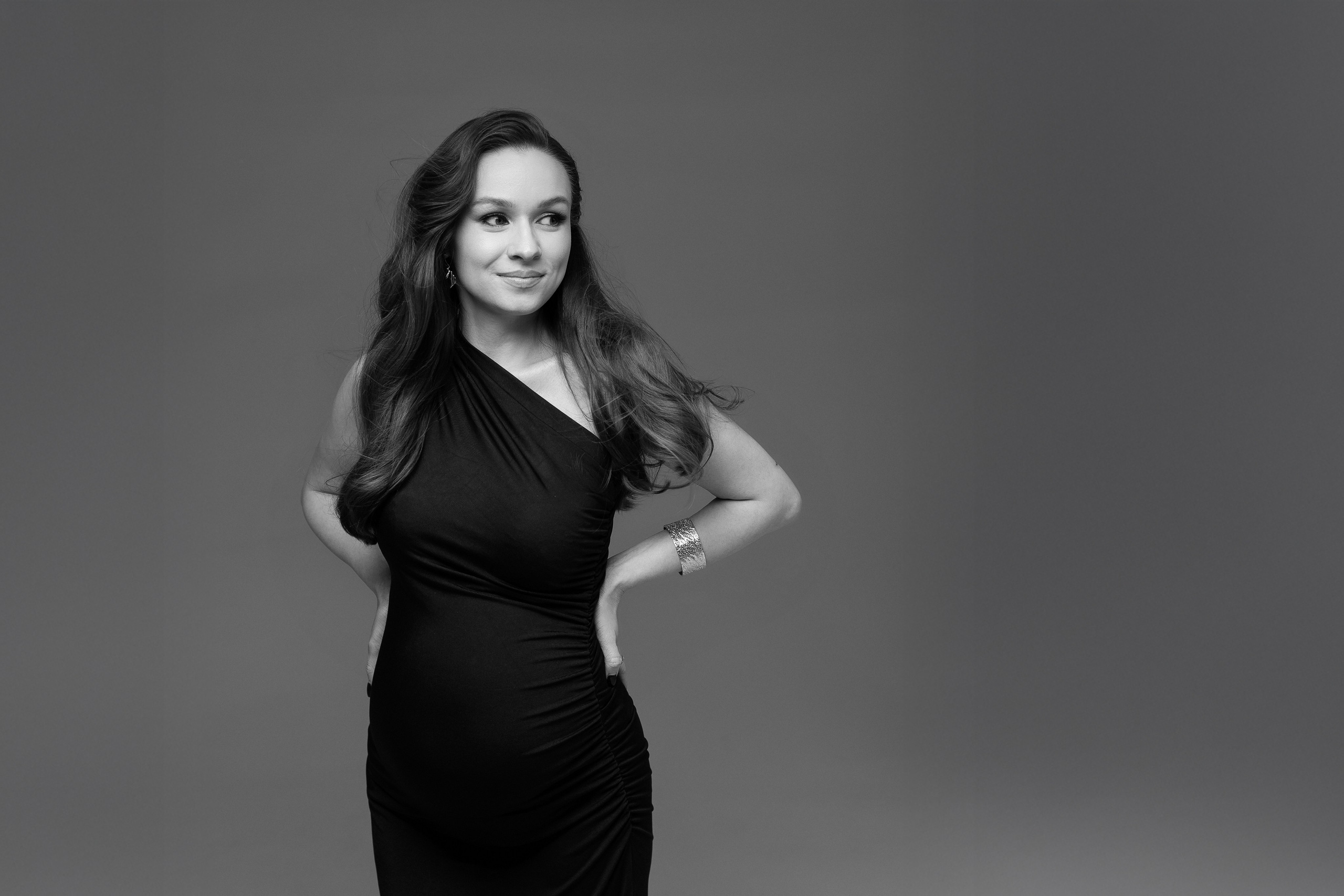 Вероника, классическая портретная фотосессия беременности в студии. Семейный фотограф в Москве Марина Петра