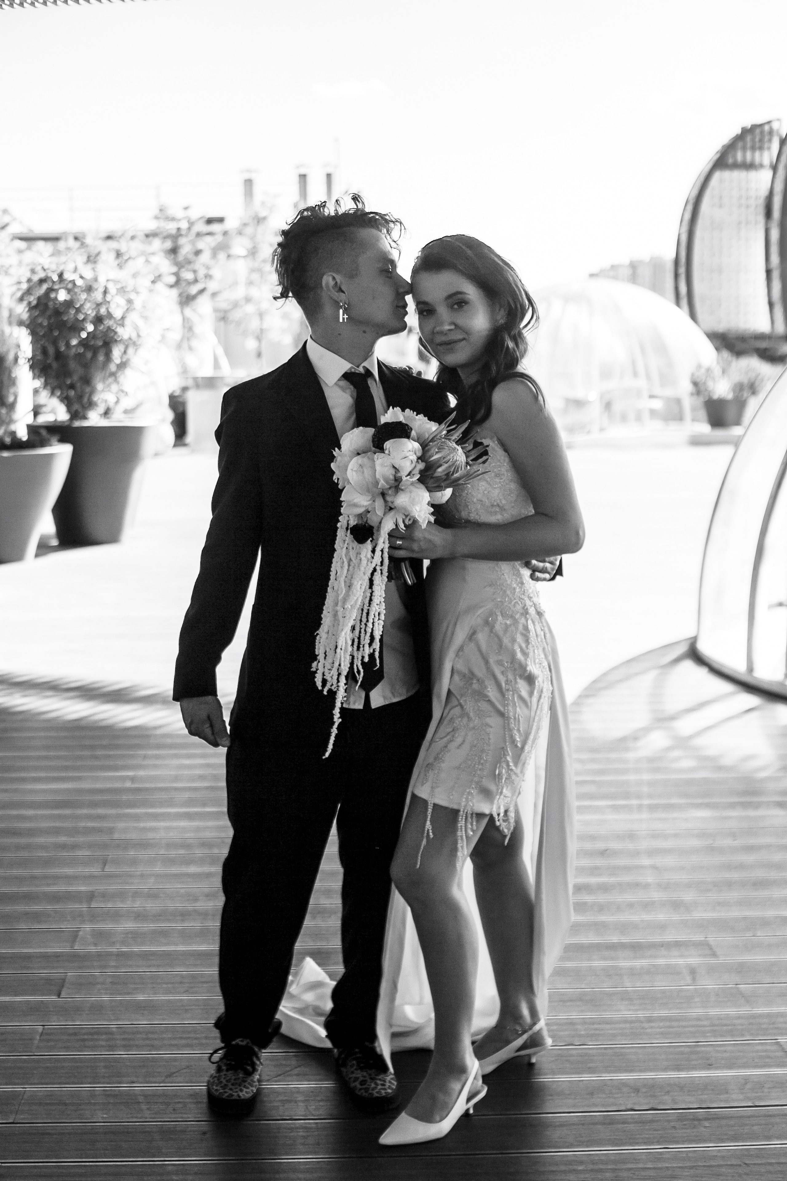 Гости украли жениха и невесту для фотографий на крыше ресторана Река. Событийный фотограф Максим Бескоровайновнов