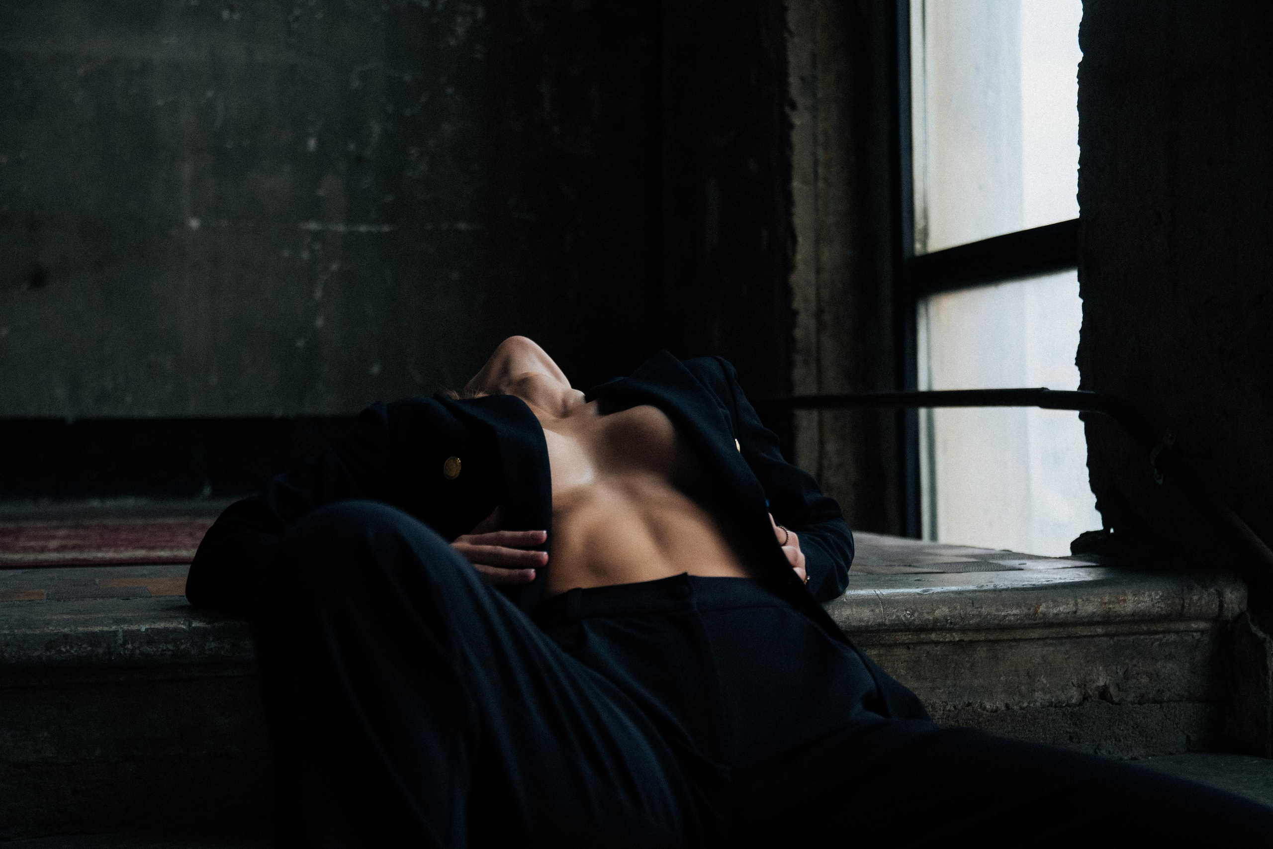 Девушка с расстегнутым пиджаком