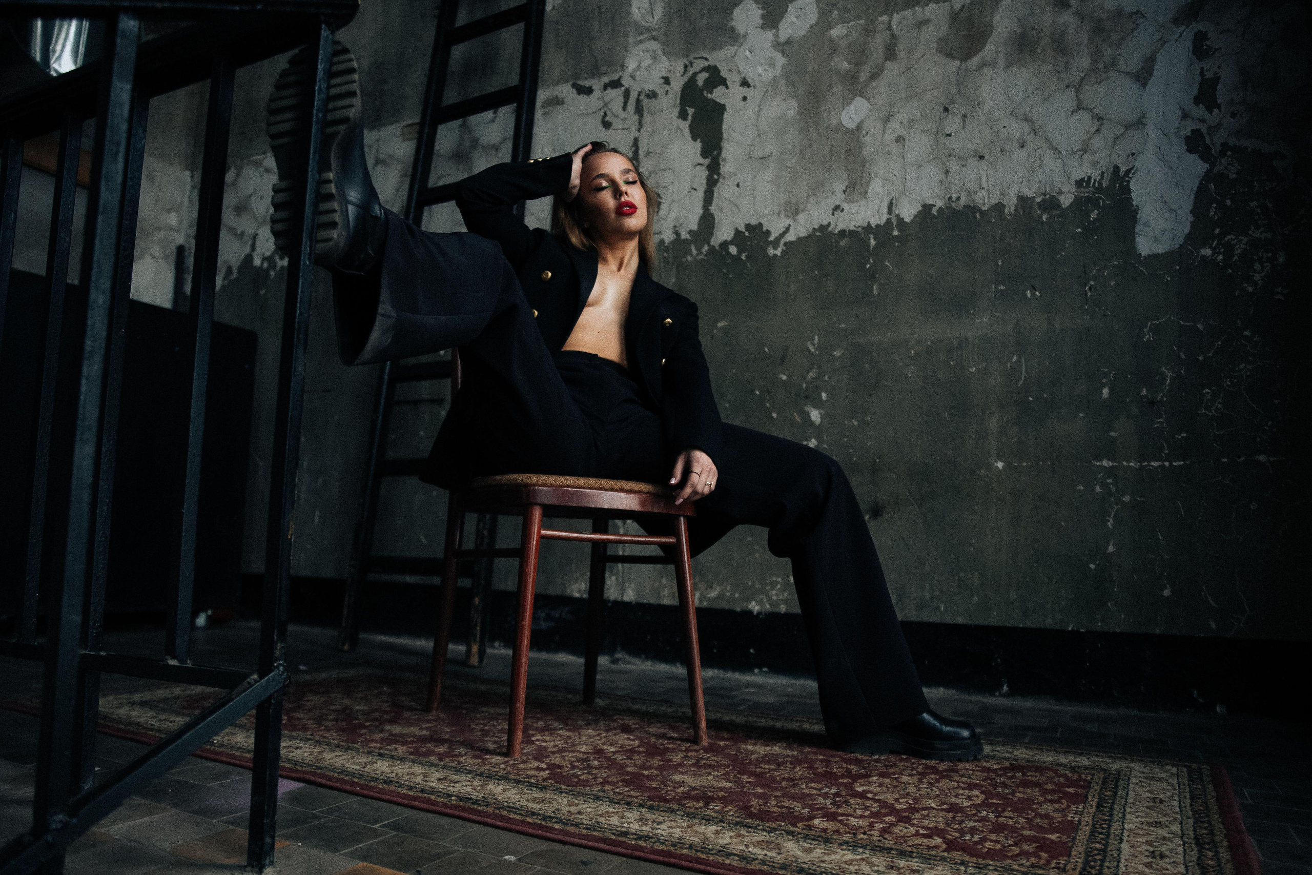 девушка в пиджаке оверсайз на лестничной площадке