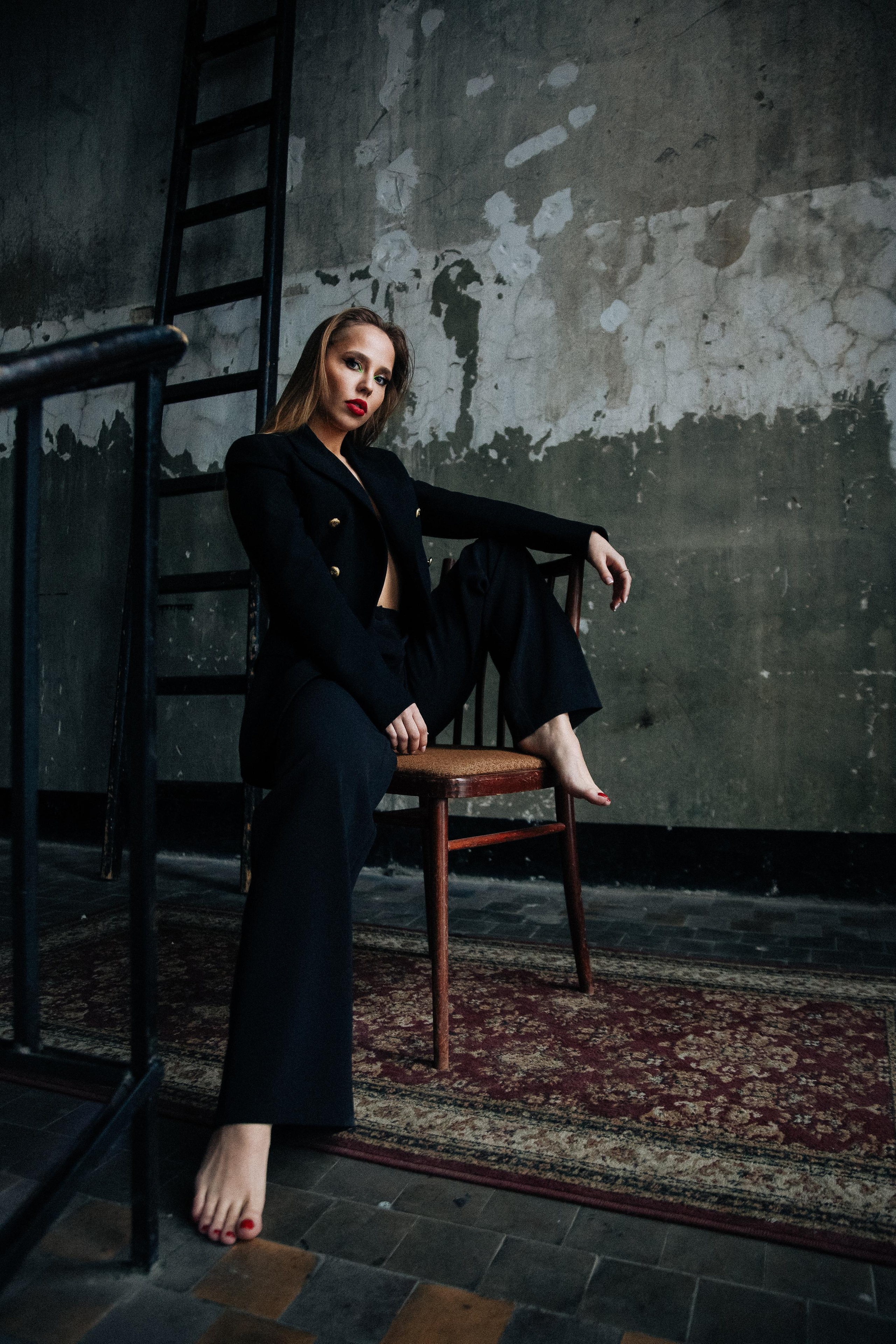 Девушка с босыми ногами