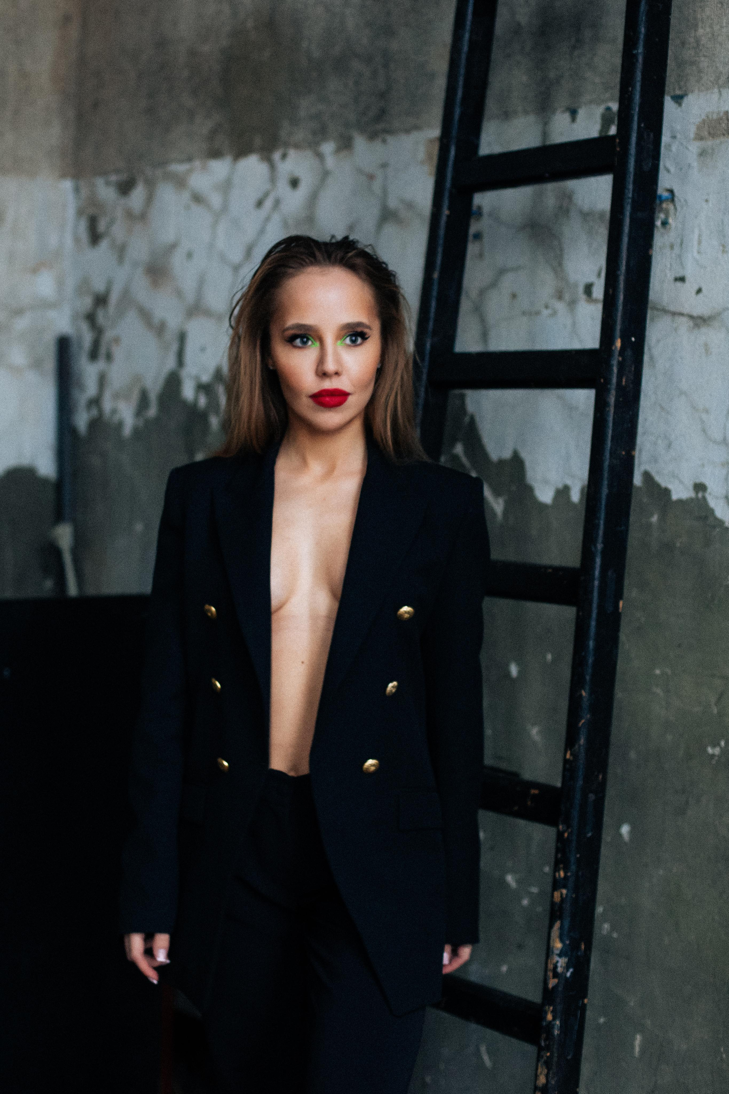 Девушка у лестницы в подъезде фото