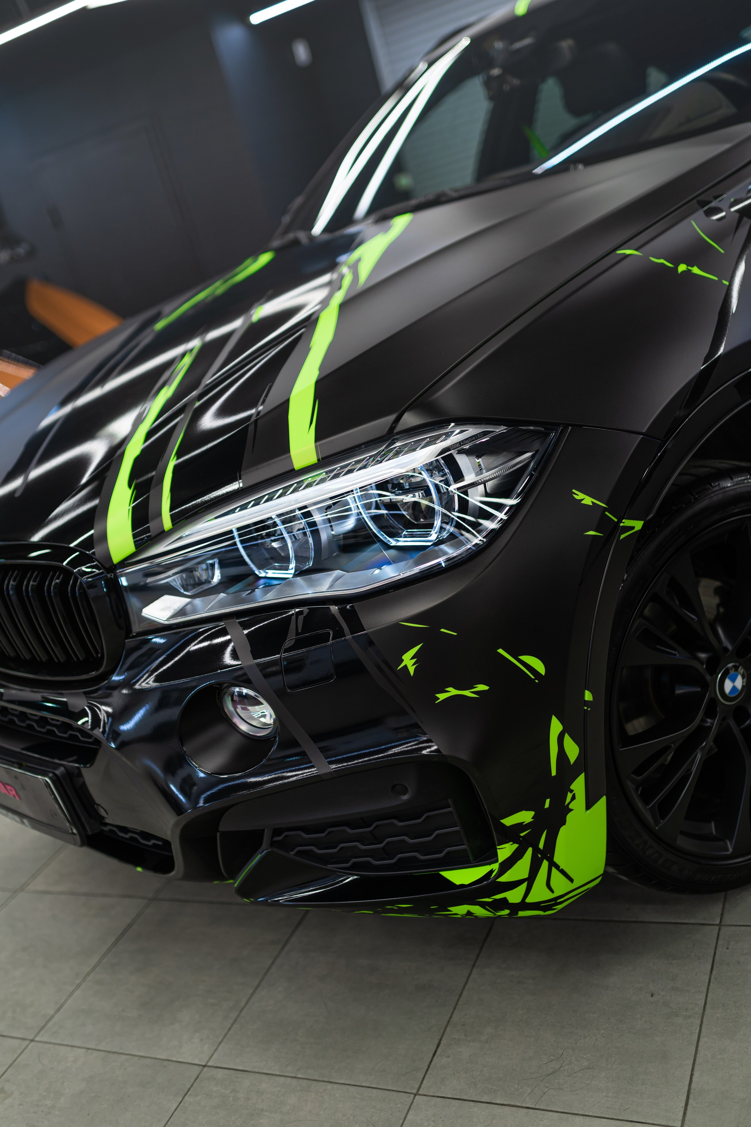 Винилография на BMW X6. Студия дизайна и оклейки авто Barmaley Design