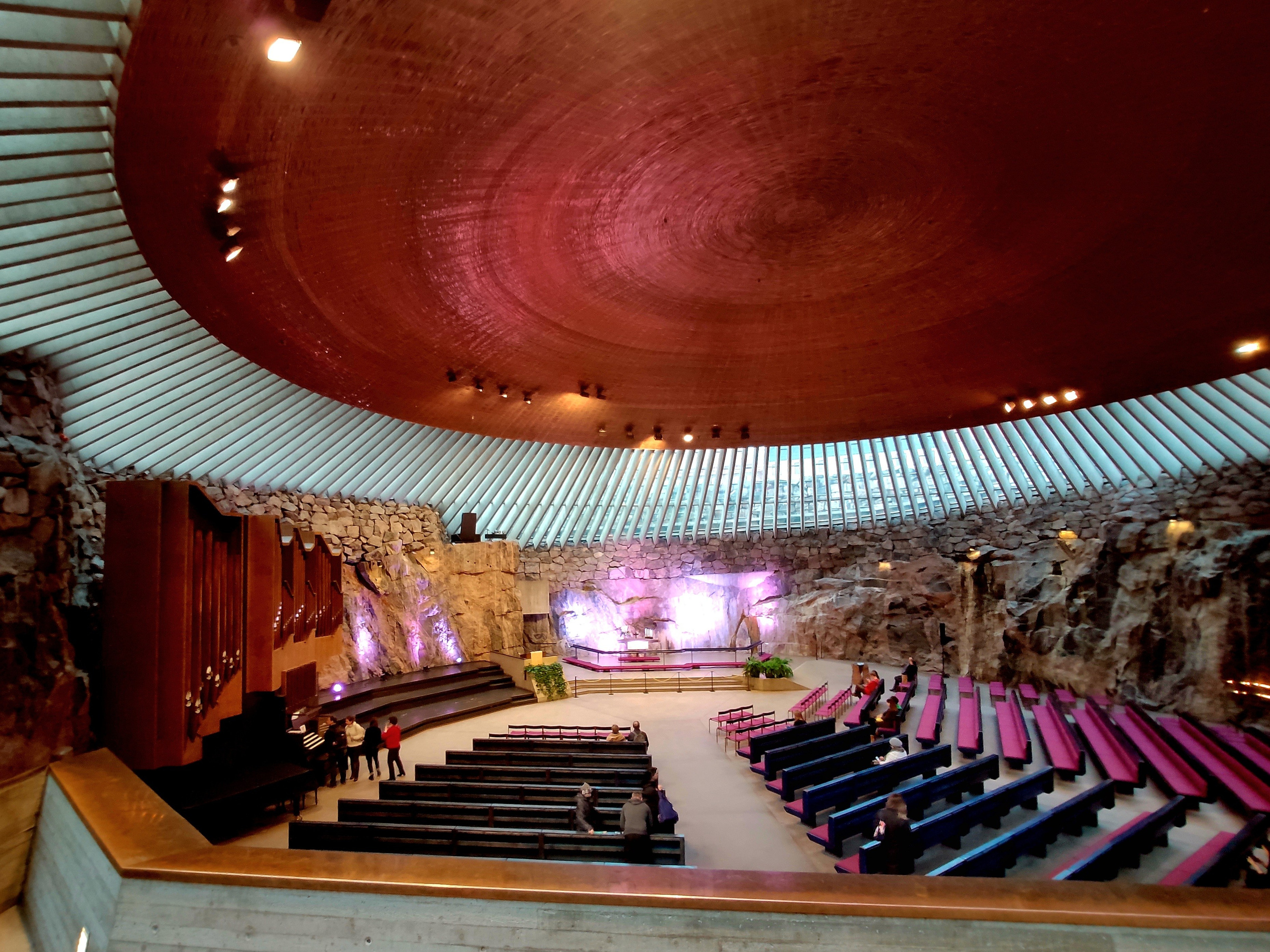 Внутри тепло и уютно. Вход, как в музей, стоит несколько евро, а вход во время службы - бесплатно. 