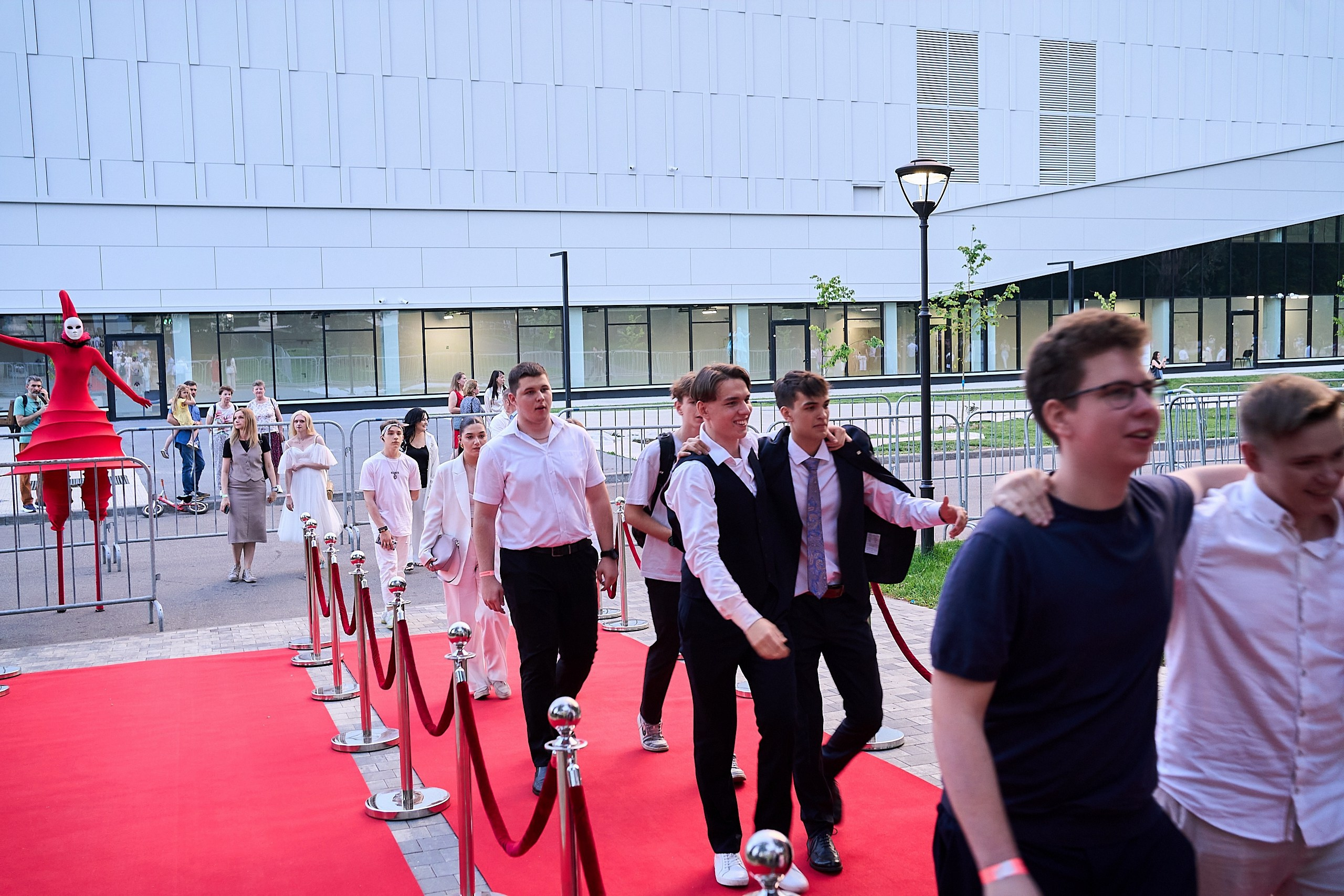 Выпускной 2024 концертный зал Академия ВТБ. Фотограф и Видеограф в Москве. Олег Корушев