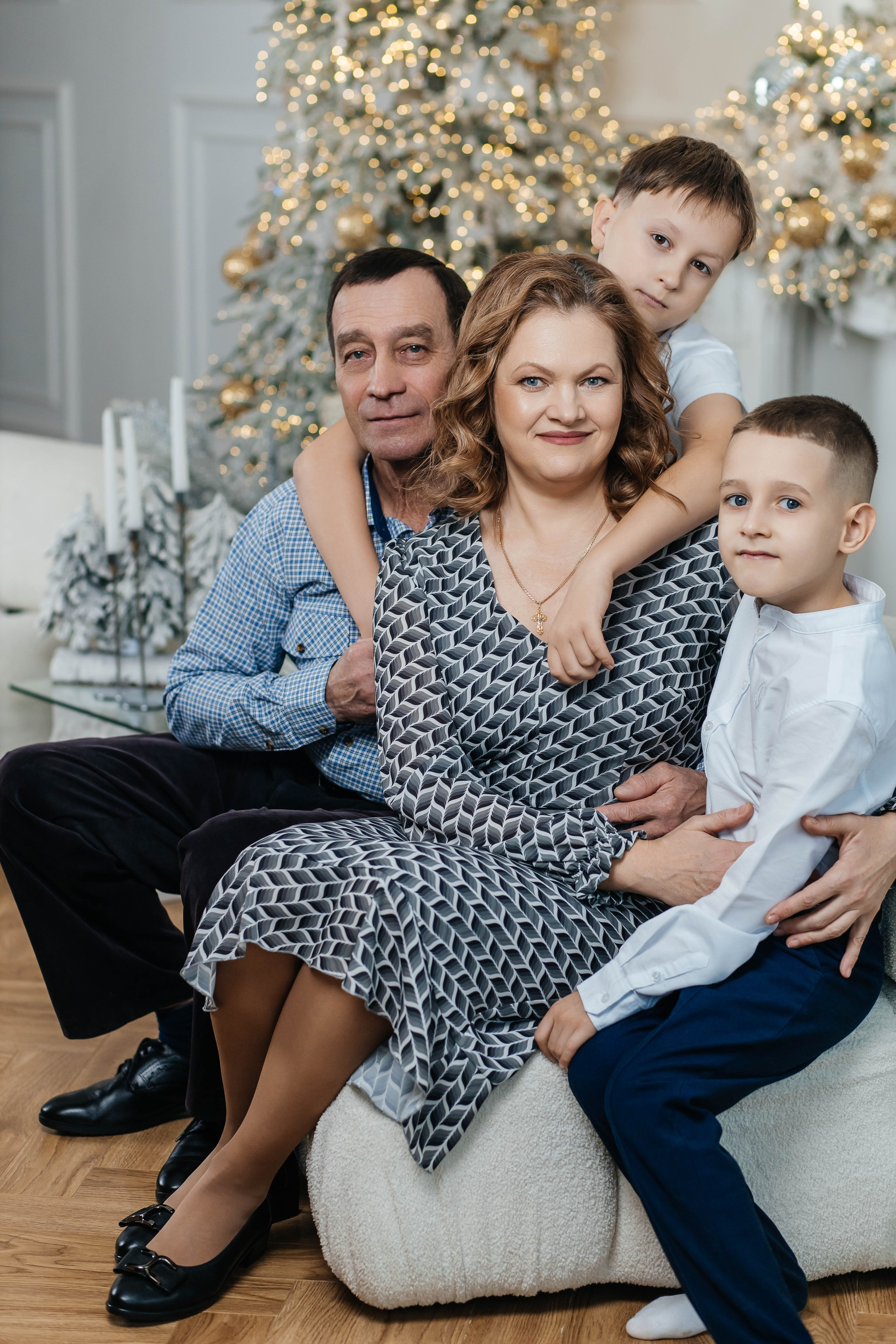 Семейная фотосессия большой семьи НГ 2026. Женский фотограф в Оренбурге Ирина Заводчикова