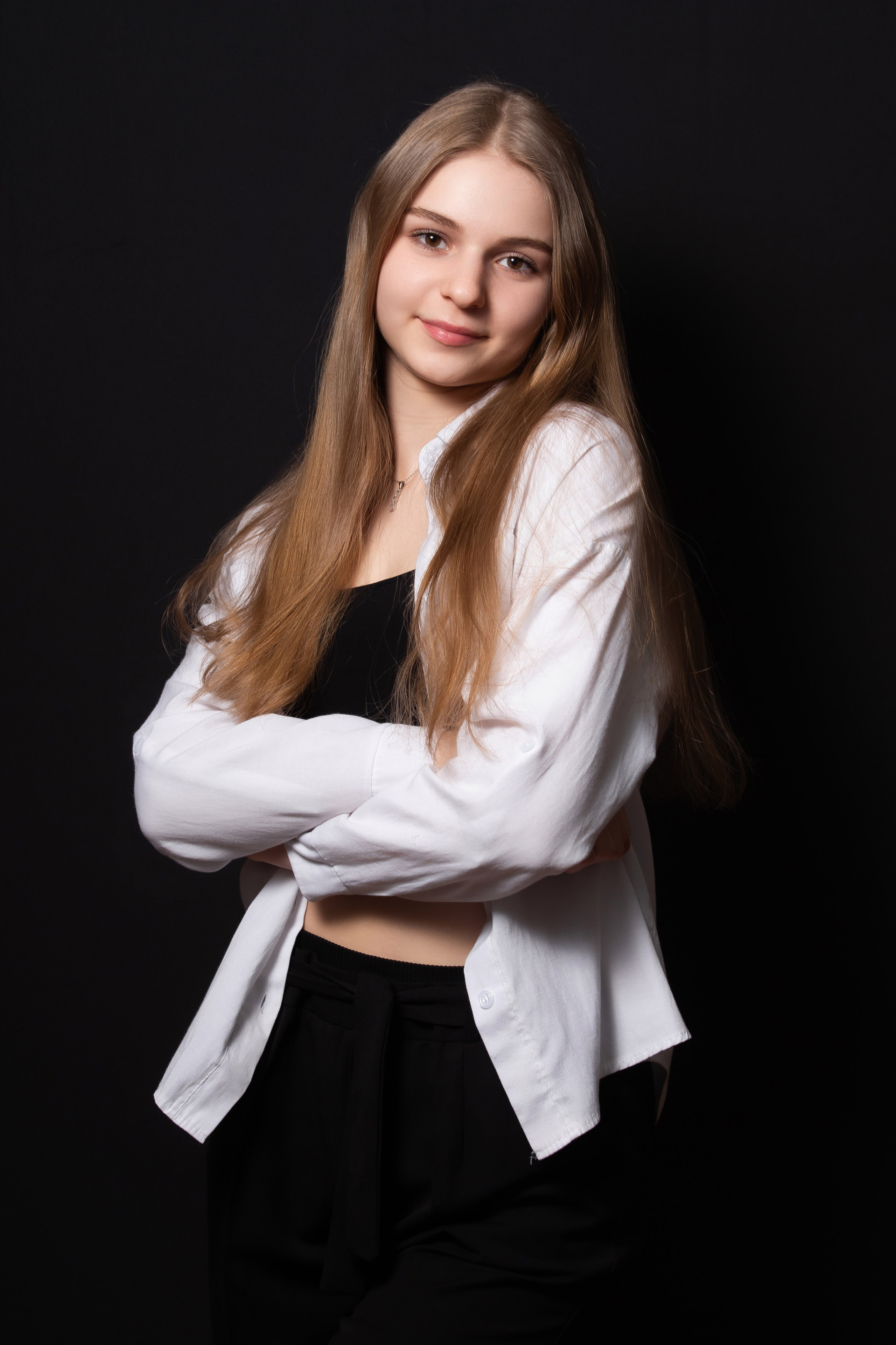 Портретная фотосессия для учеников 9 класса на чёрном фоне | Школьный фотограф Николай Богатырёв | Твой альбом / Твои правила. ТВОЙ АЛЬБОМ / ТВОИ ПРАВИЛА