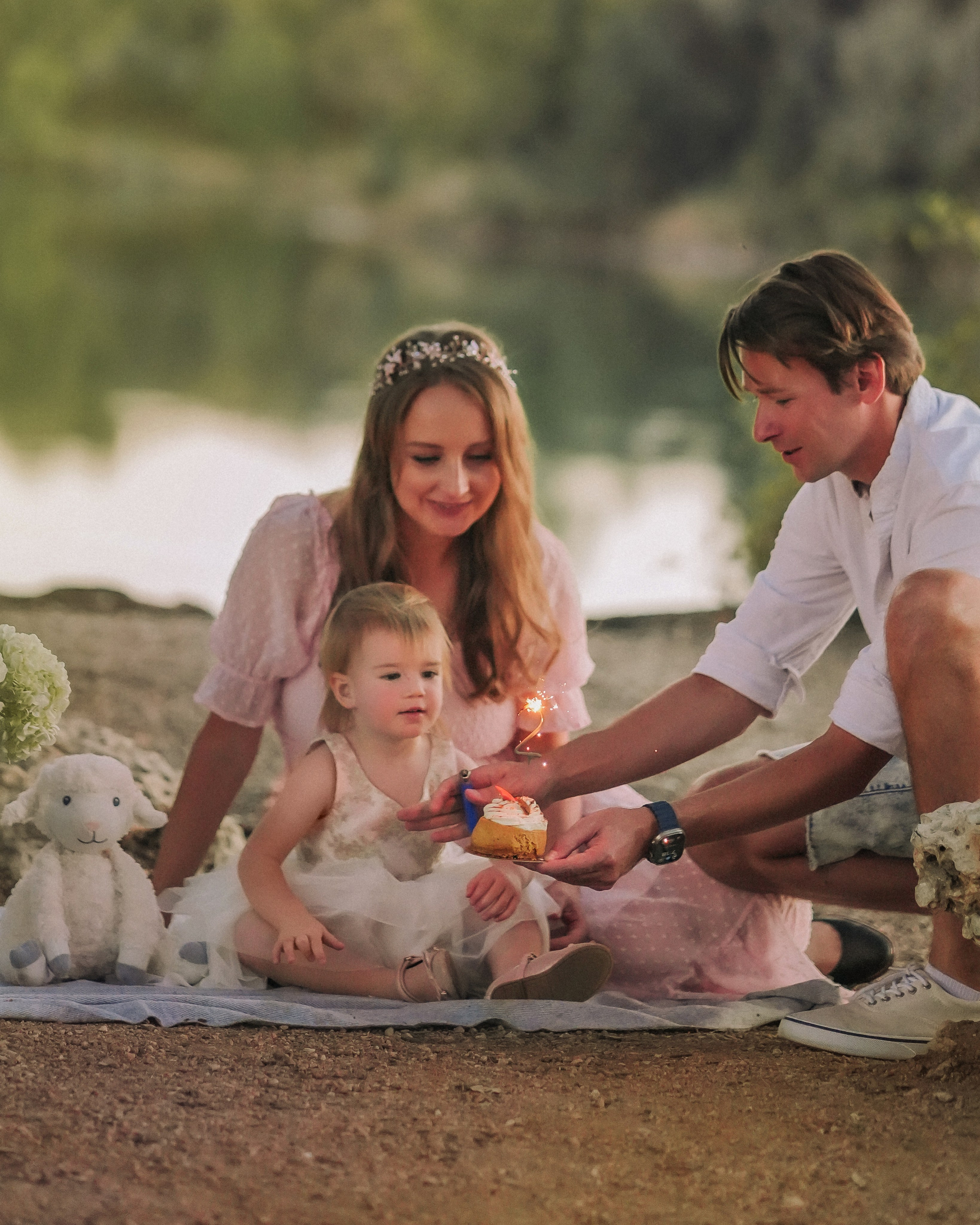 Family snuggles & smiles — cozy family photos