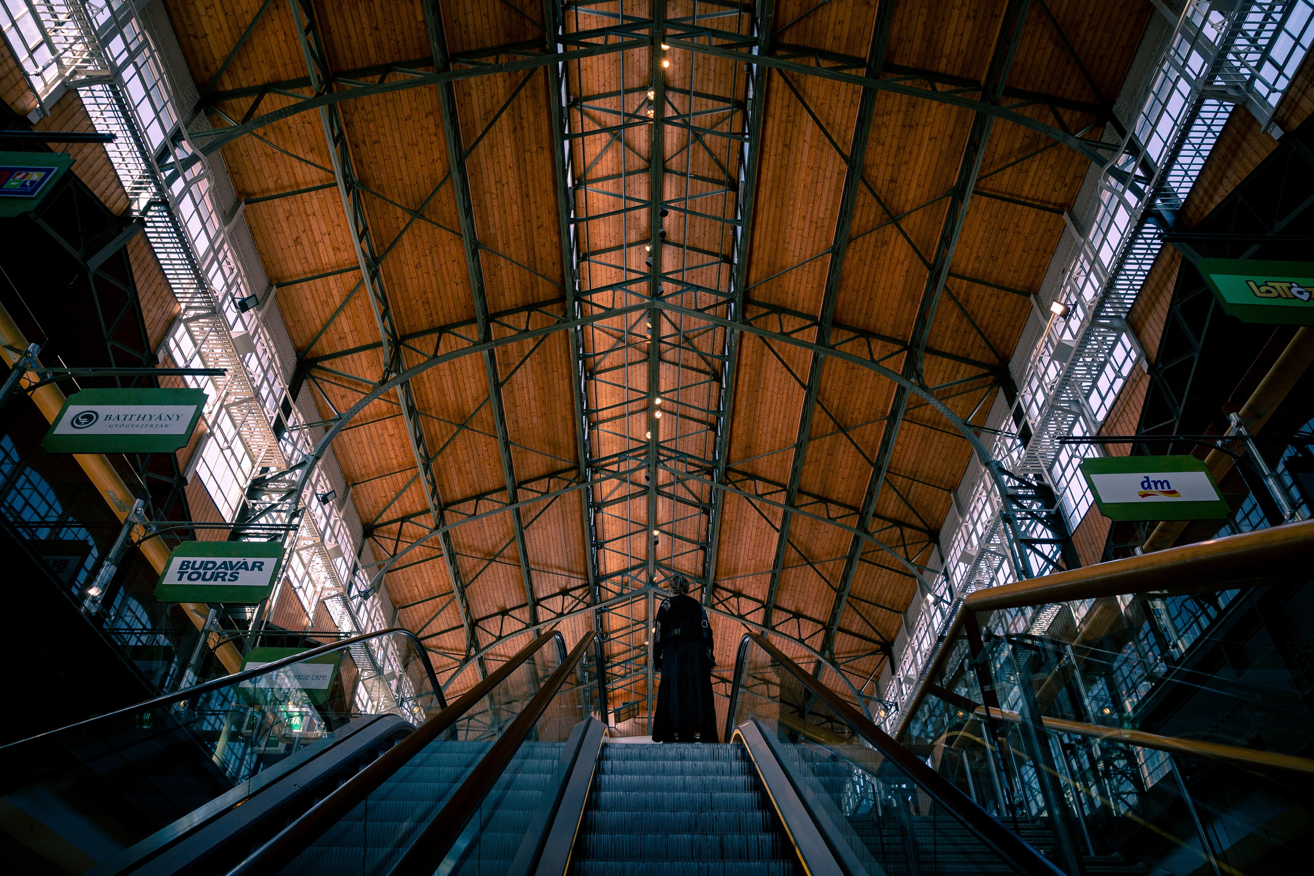 STREET PHOTOGRAPHY. Photographer in Budapest  — Yura Knyazev