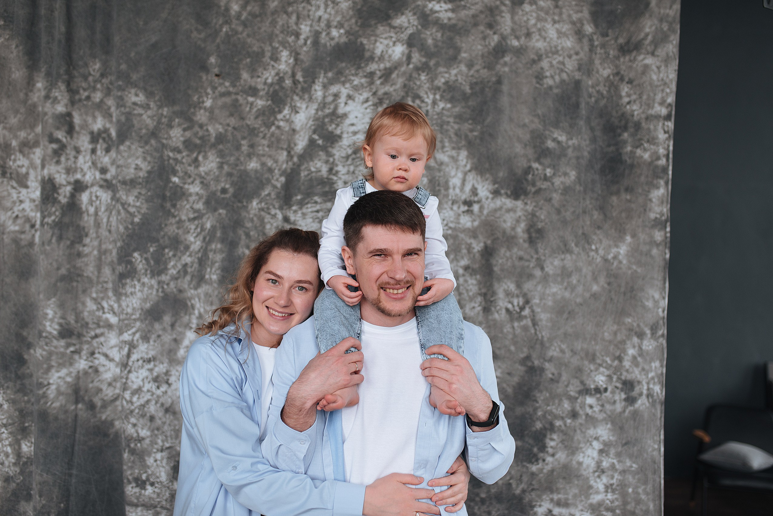 Уютные и теплые семейные фотографии в фотостудии. Семейный фотограф Новосибирск Дарья Едапина. Фотограф Дарья Едапина Новосибирск