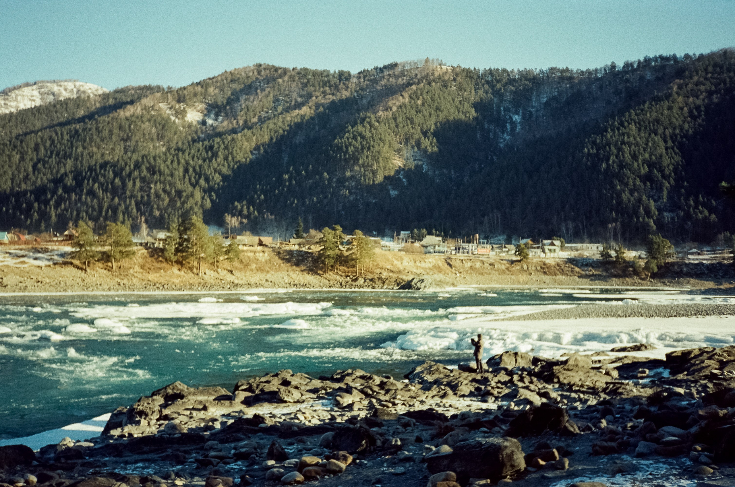 Мост над скалами Зубы Дракона и яркая синева зимней Катуни. Фотограф-документалист Мария Осокина