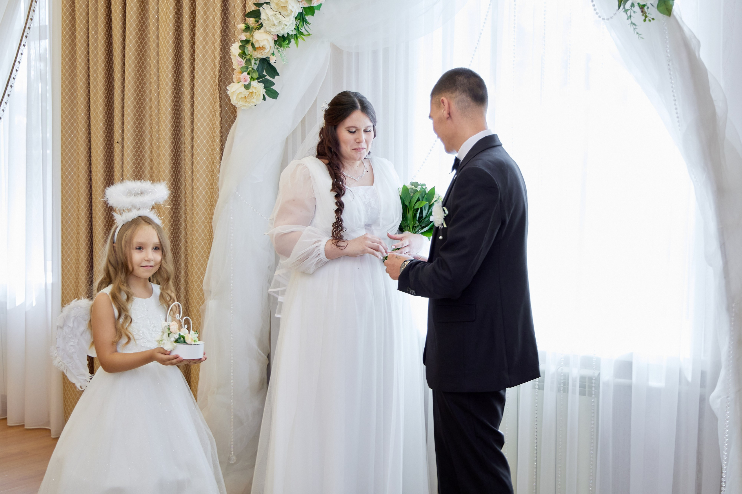 Фотосъемка в ЗАГСе, прогулка молодых, банкет