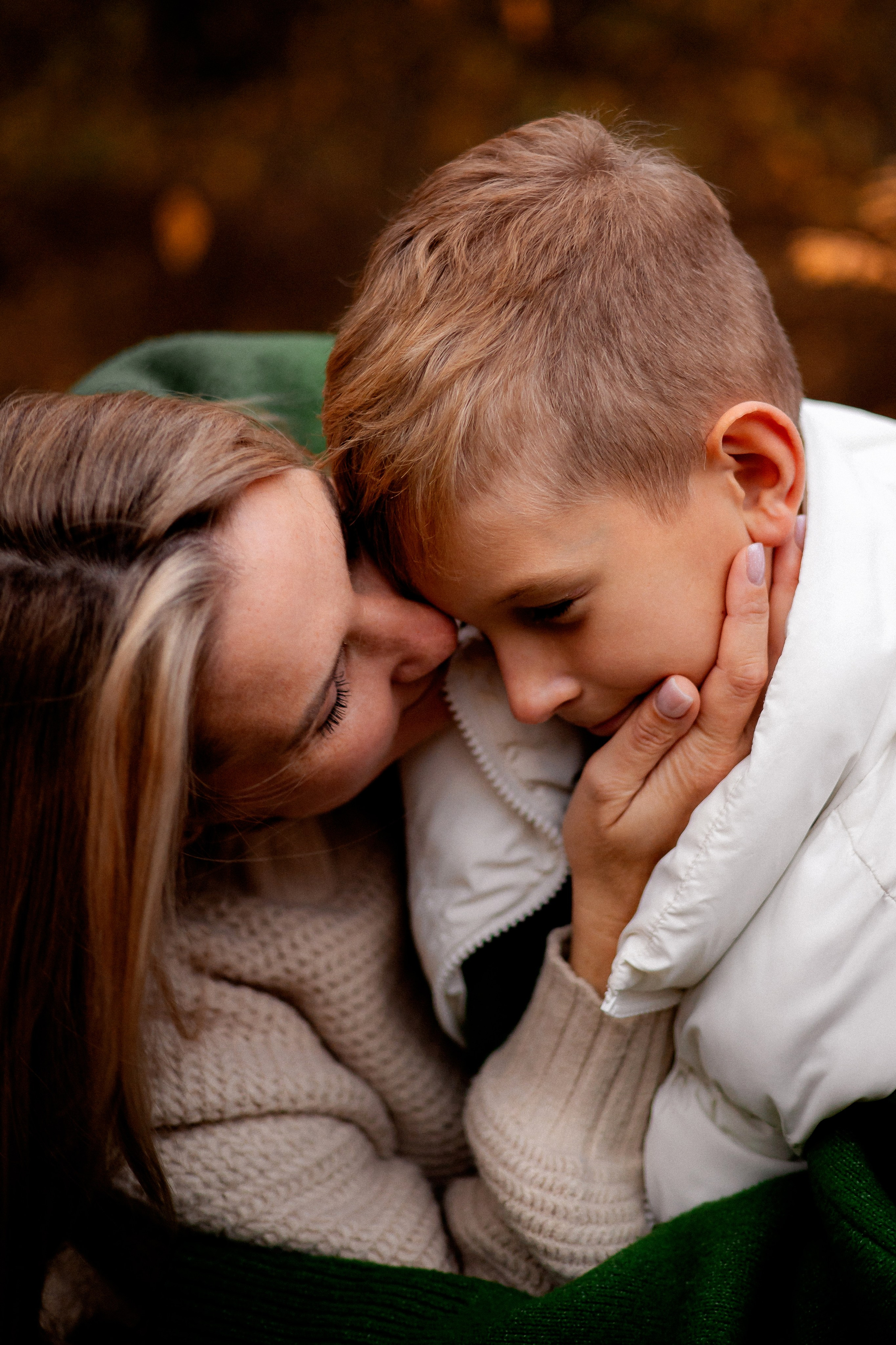 Осенняя фотосессия в Гомеле, семейная фотосессия в лесу, мама и сын, прогулка в лесу, фотосессия с собакой, осенний образ, лайф-стайл, семья, фотограф Гомель