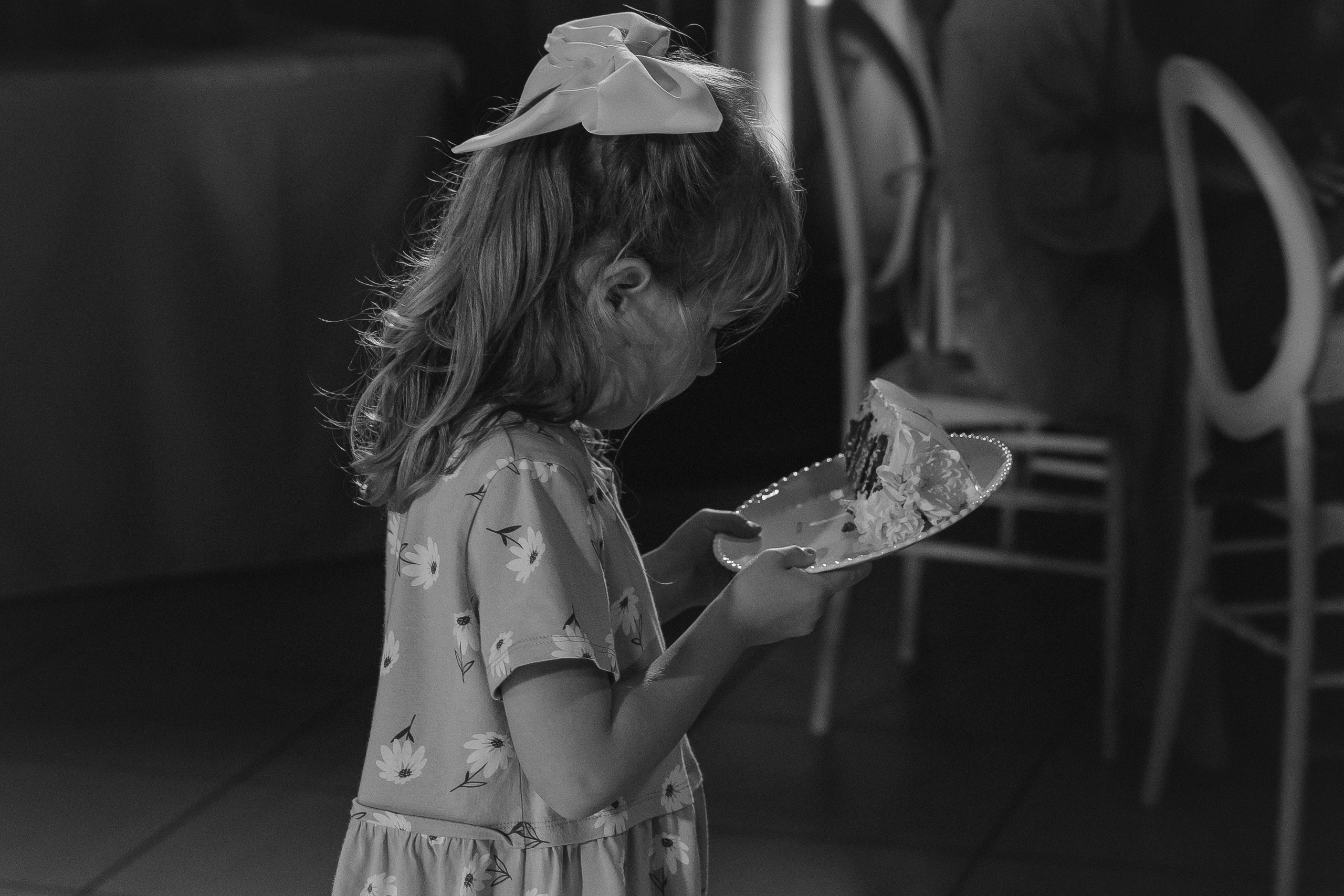 Девочка несет кусочек свадебного торта, кондитер Красноярск