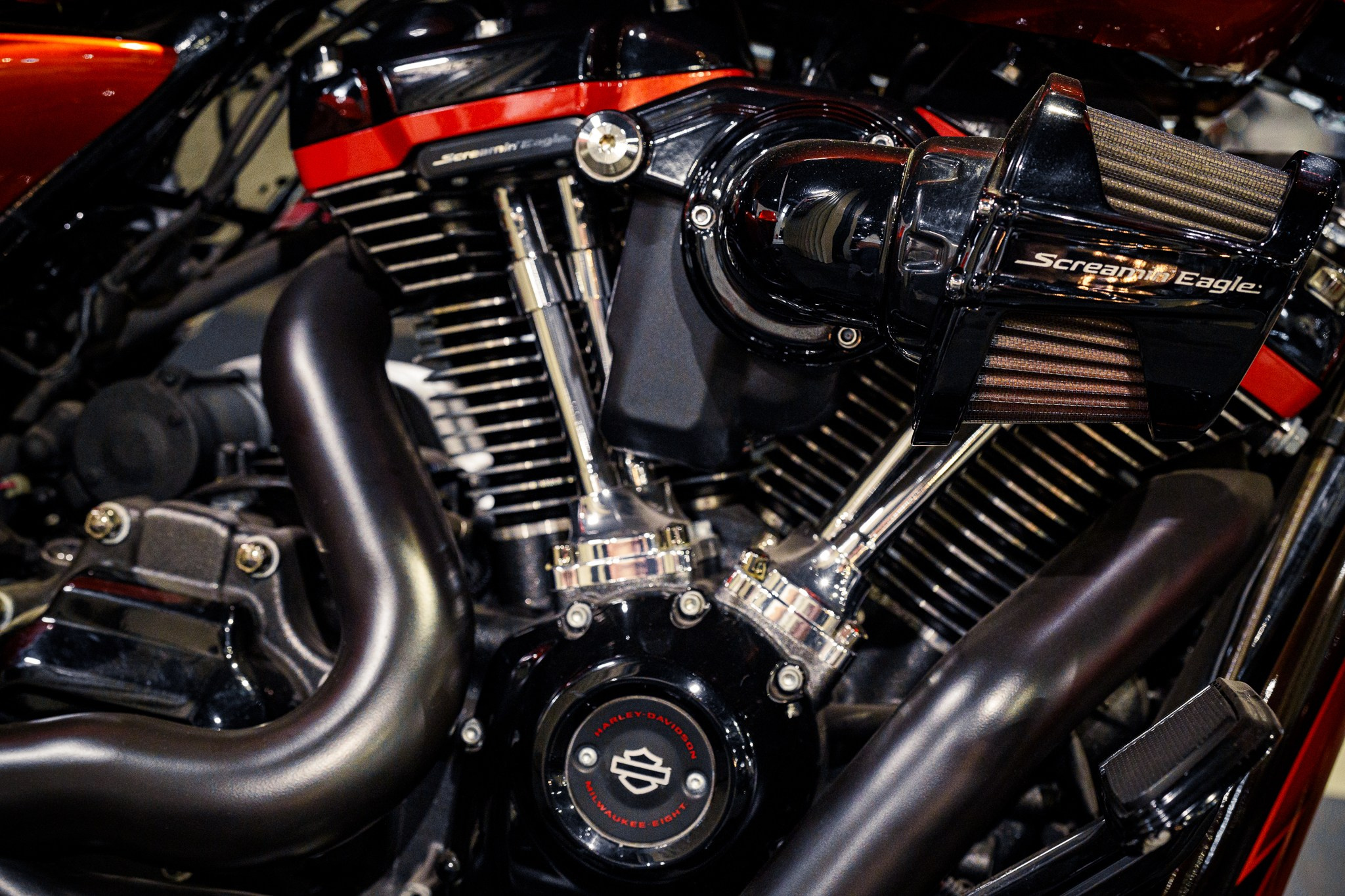 Крупный план двигателя Harley-Davidson с отражением света