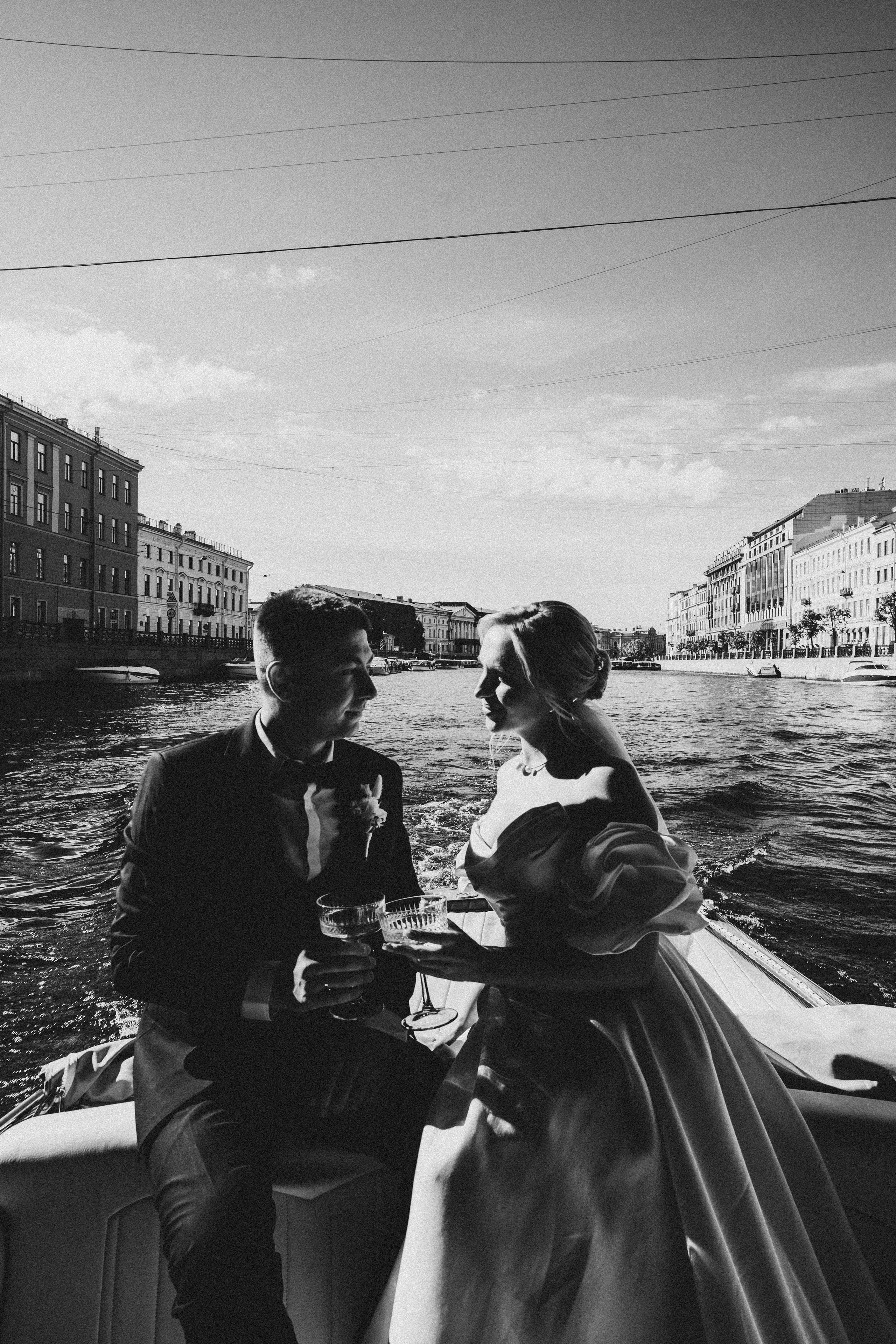 СВАДЕНБНАЯ СЬЕМКА НА КАТЕРЕ ПО КАНАЛАМ САНКТ-ПЕТЕРБУРГА И В АКВАТОРИИ НЕВЫ. Профессиональный фотограф, Санкт-Петербург — Виктория Богомолова