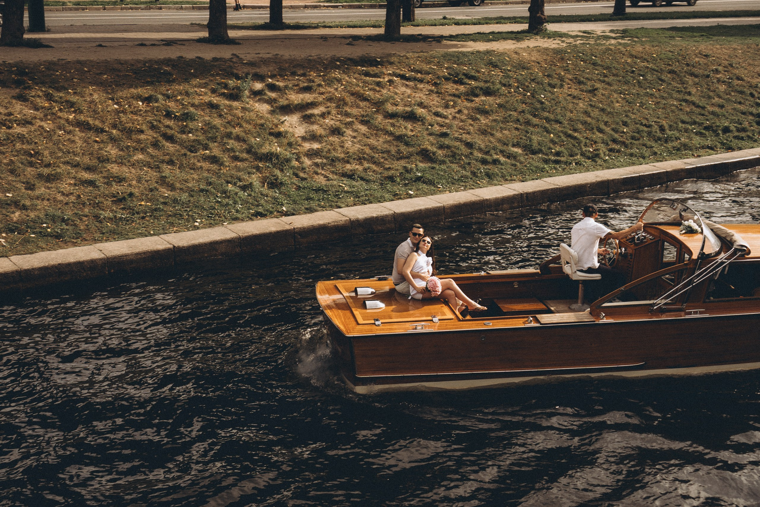 СВАДЕНБНАЯ СЬЕМКА НА КАТЕРЕ ПО КАНАЛАМ САНКТ-ПЕТЕРБУРГА И В АКВАТОРИИ НЕВЫ. Профессиональный фотограф, Санкт-Петербург — Виктория Богомолова