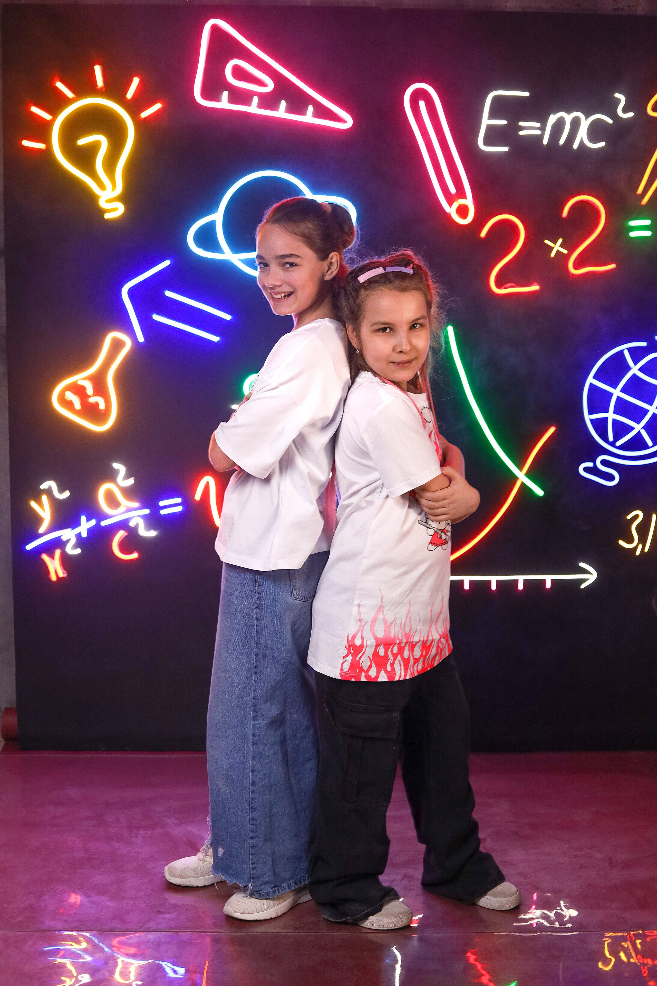 Выпускной альбом "Неон". Выпускные альбомы в Тюмени для школ, садов, вузов спортивных секций