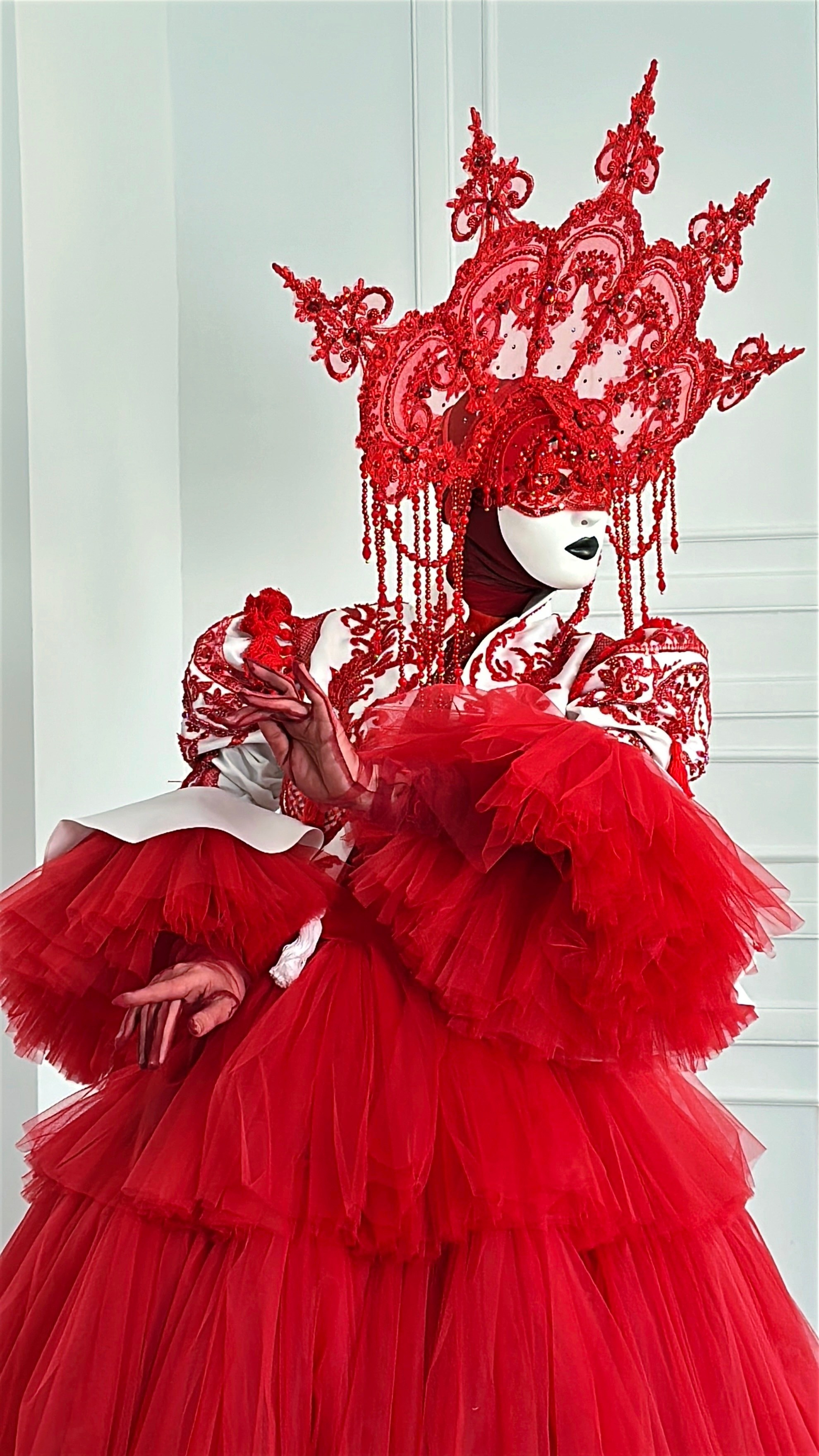 Персонаж красная Сажа. Мимы и Ходулисты на встречу гостей. Москва