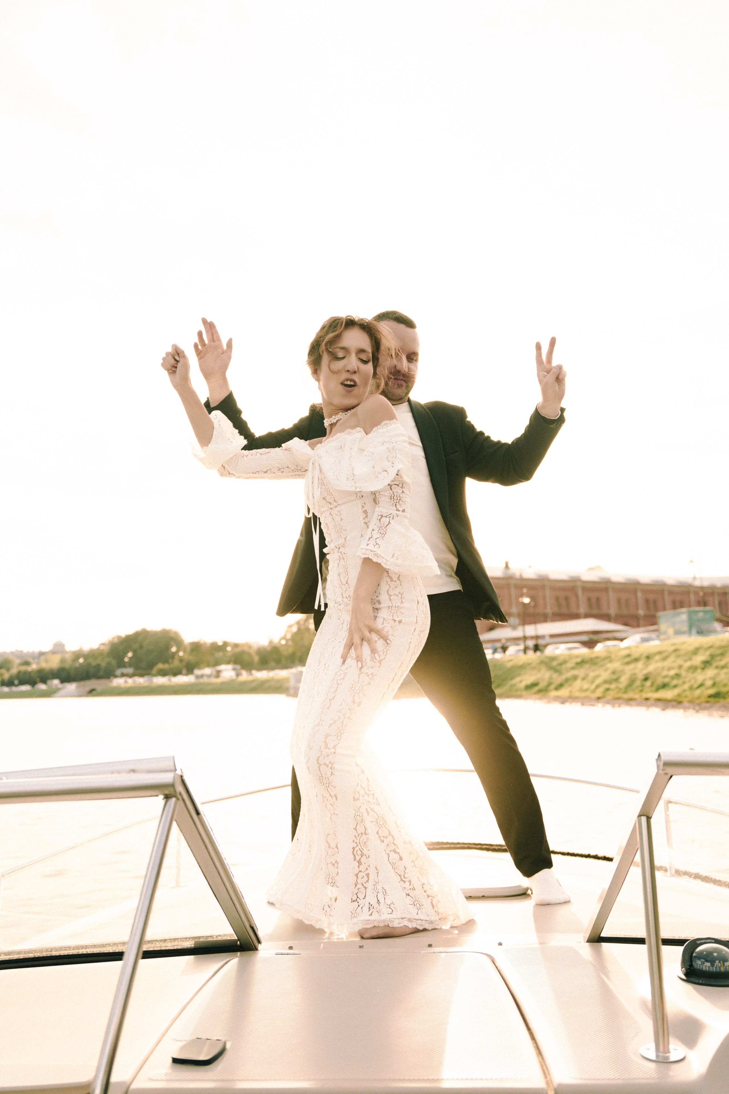 Свадебная фотосессия на катере. Свадебная фотосессия в Санкт-Петербурге.