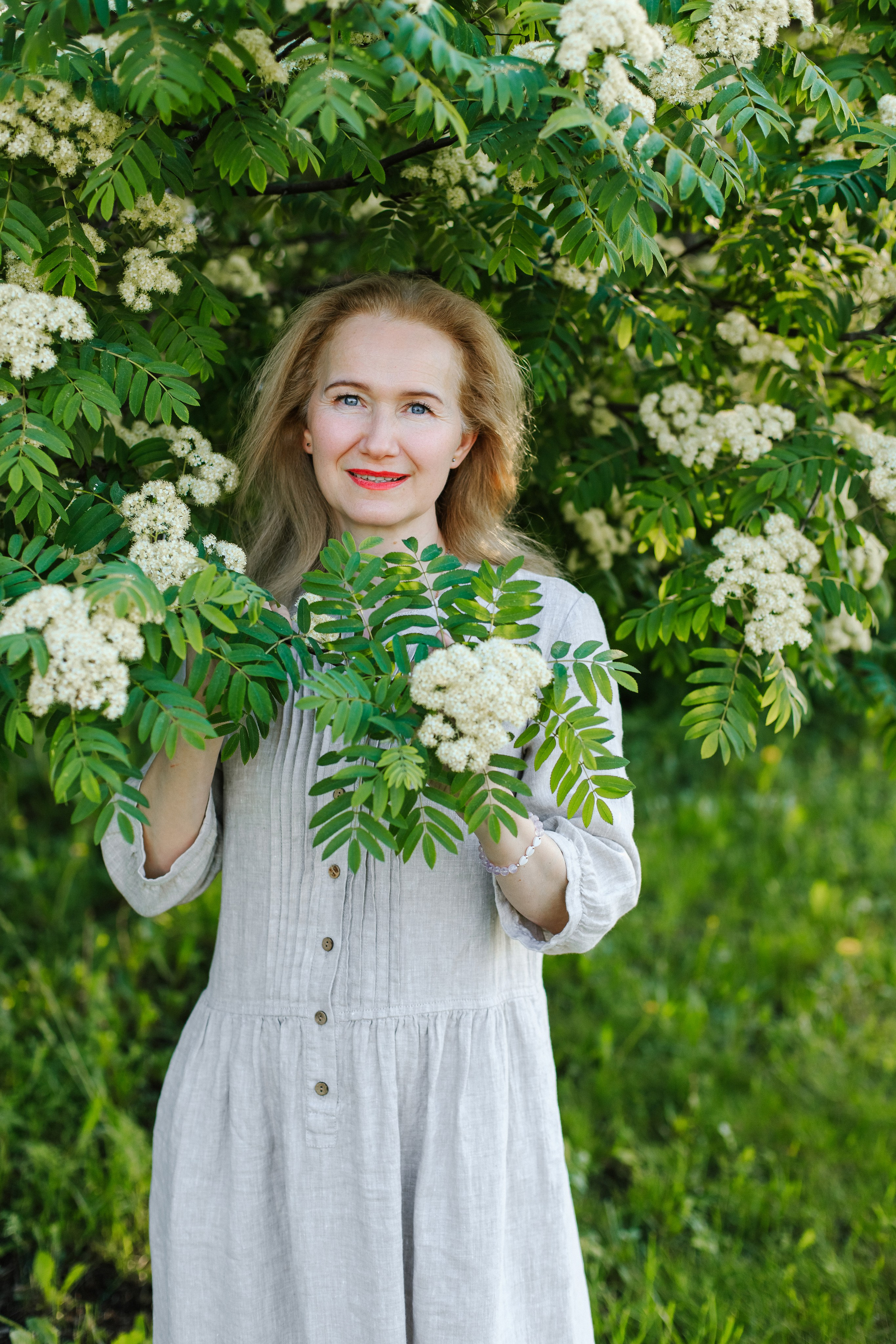 Женская фотосессия в цветении. Контентный фотограф в Перми Натали Кытманова