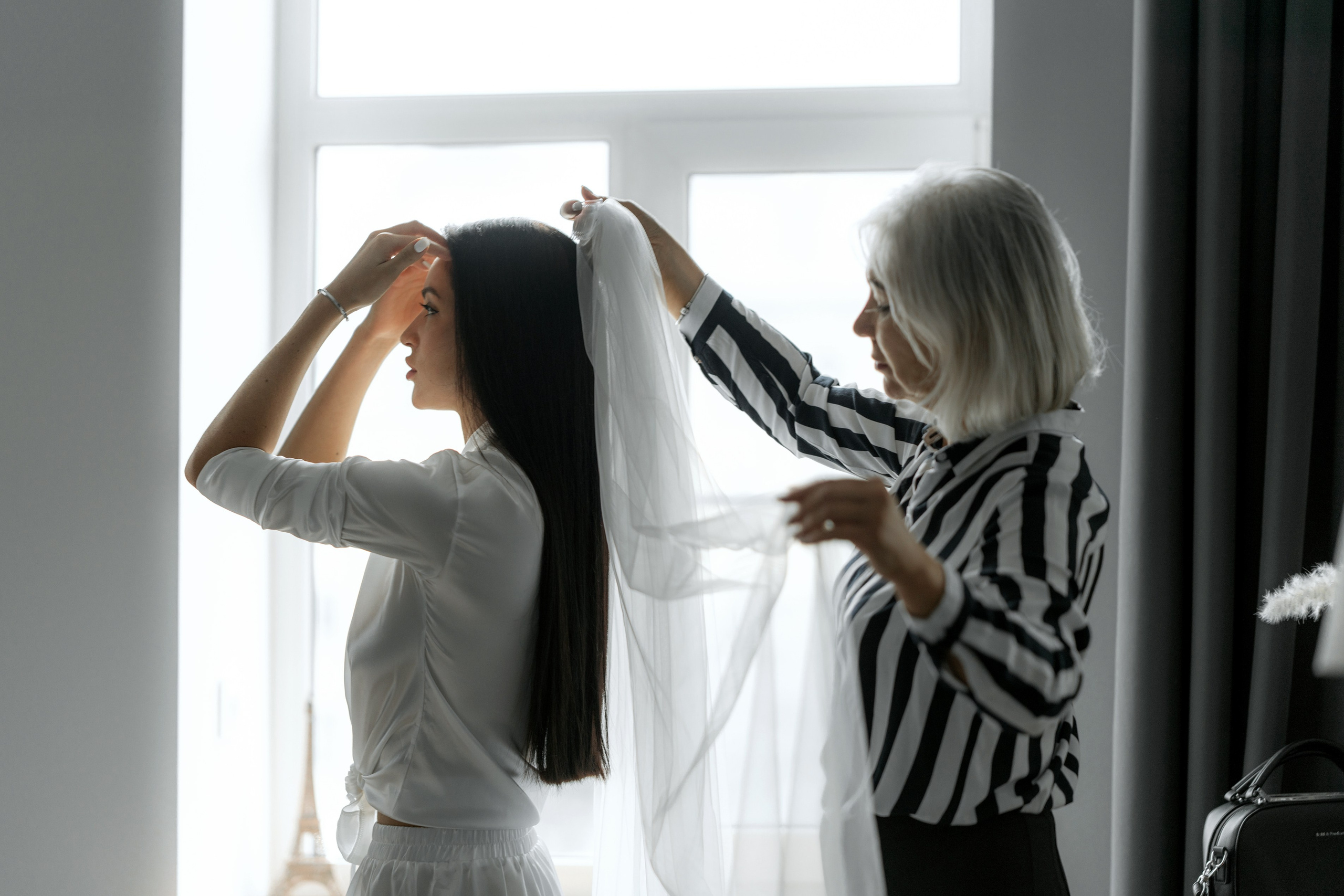 Свадебная фотосессия сборы невесты мама помогает надеть фату