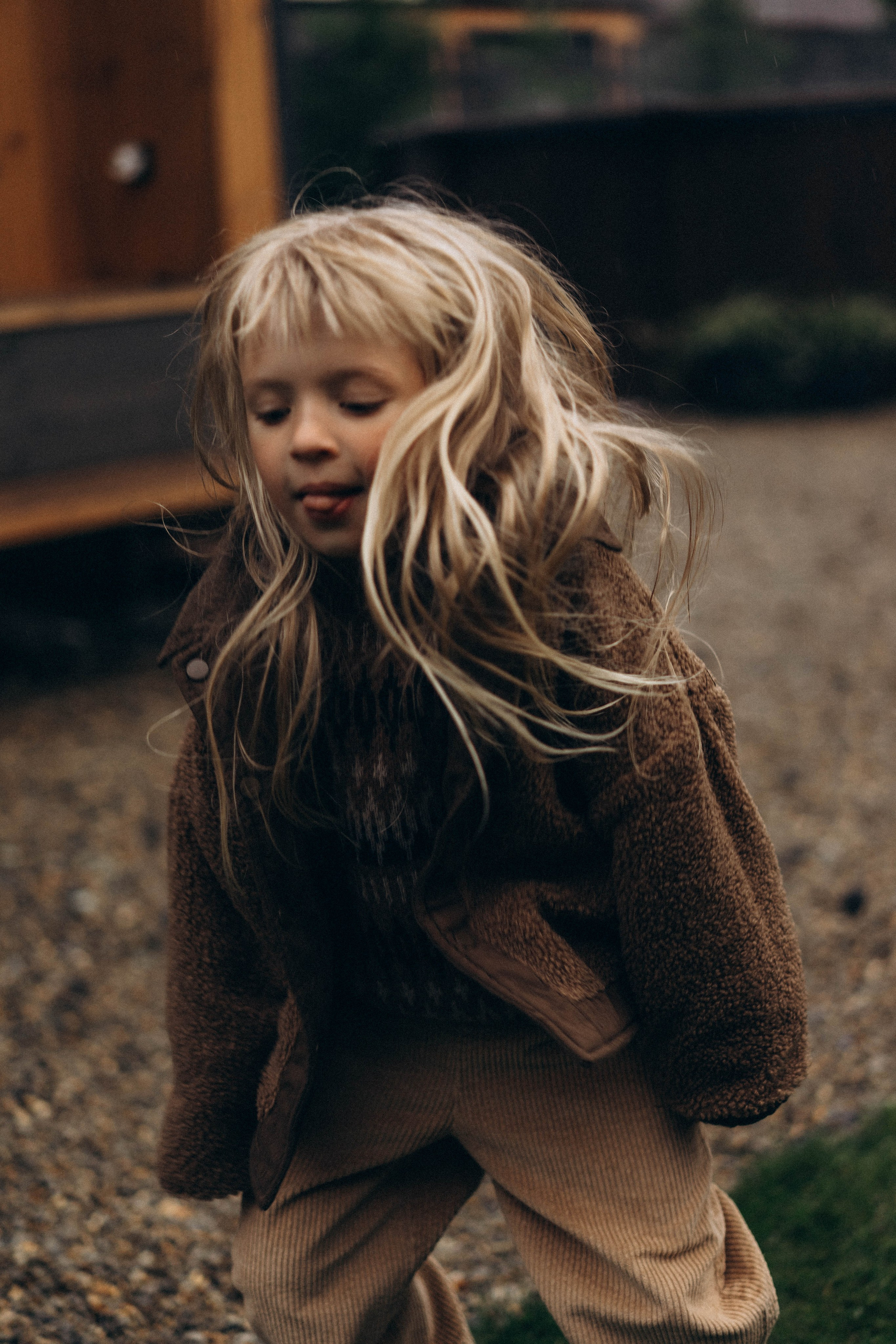 Фотосессия у дома во дворе мама и дочка. Фотограф Екатеринбург Кокшарова Александра