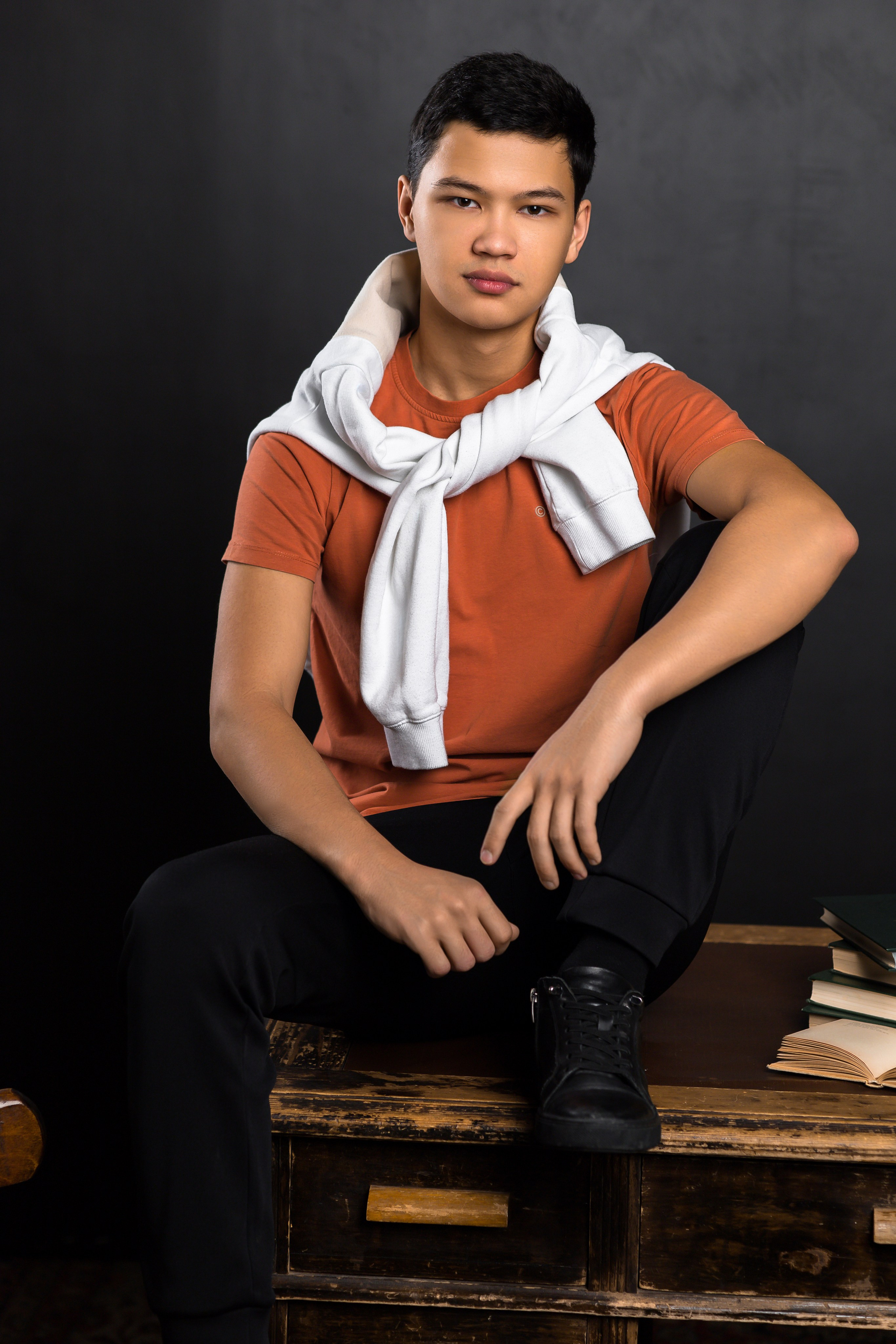 Мрачненько, тёмненько. Выпускные альбомы Саратов Энгельс фотограф Титова Ирина