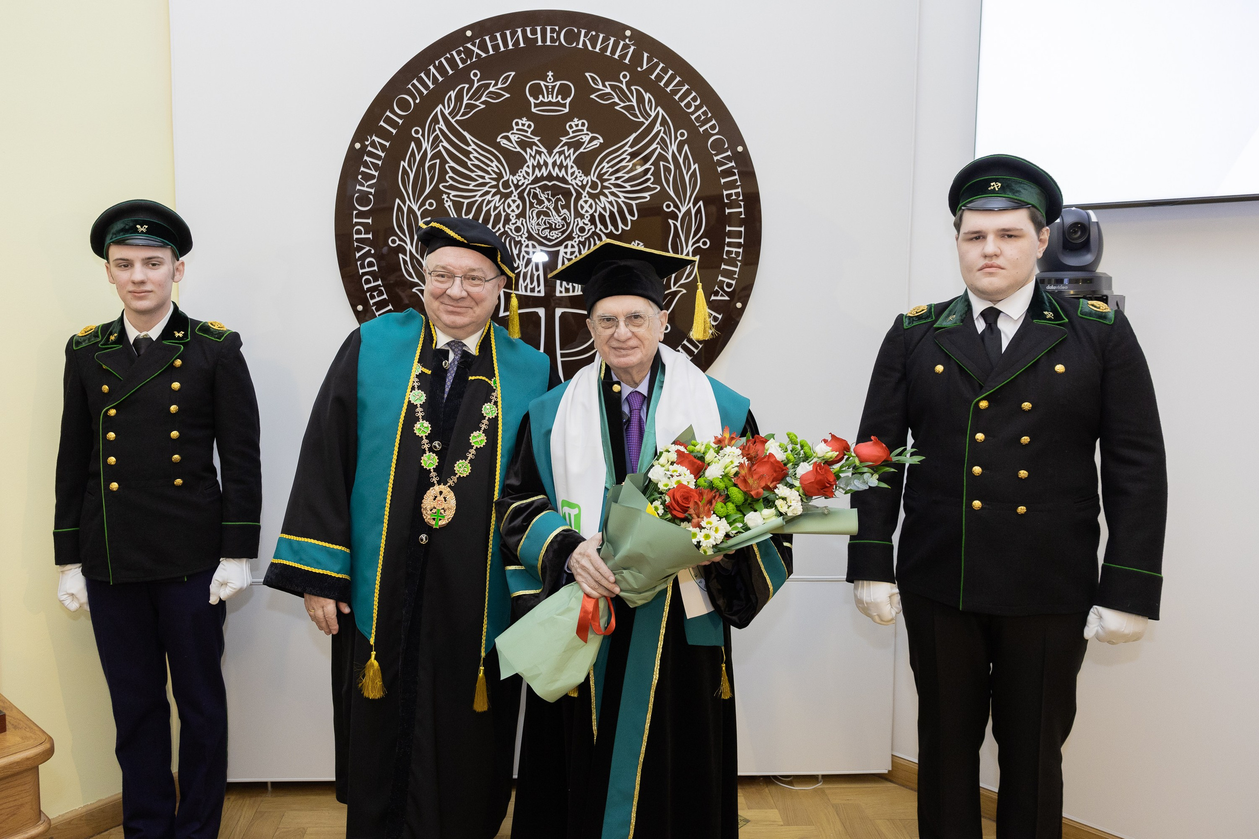 Вручения Мантия Почётного доктора директору Эрмитажа Михаилу Пиотровскому. Cup of Bib