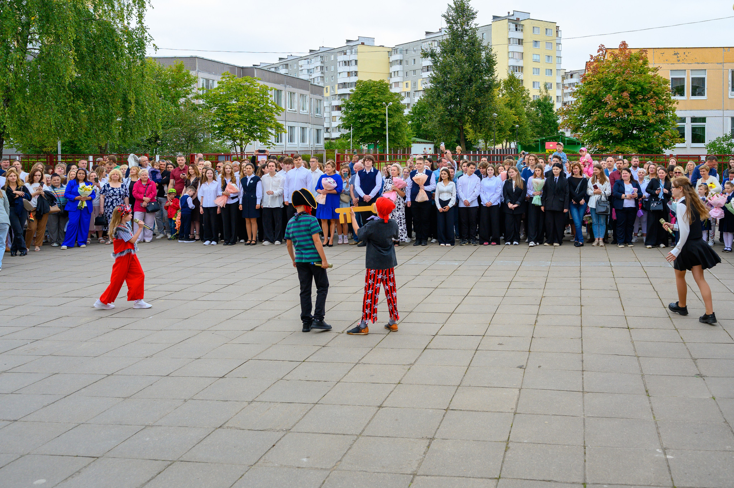 Вот звучит первый звонок, перед этим долгое приготовление к новому этапу в жизни, Яромир идет в школу. Фотоуслуги, услуги фотографа, фотографирование важных событий