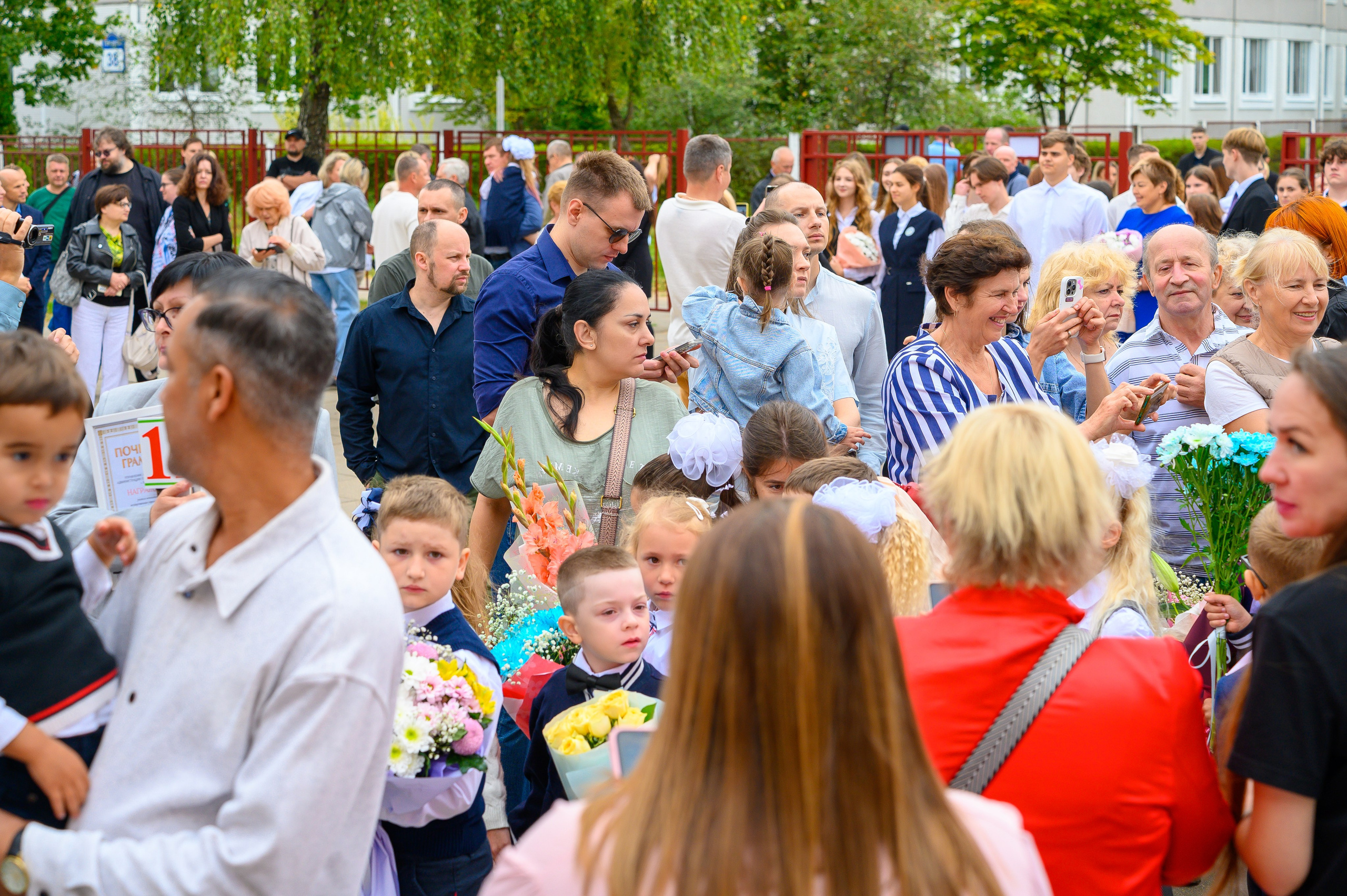 Вот звучит первый звонок, перед этим долгое приготовление к новому этапу в жизни, Яромир идет в школу. Фотоуслуги, услуги фотографа, фотографирование важных событий