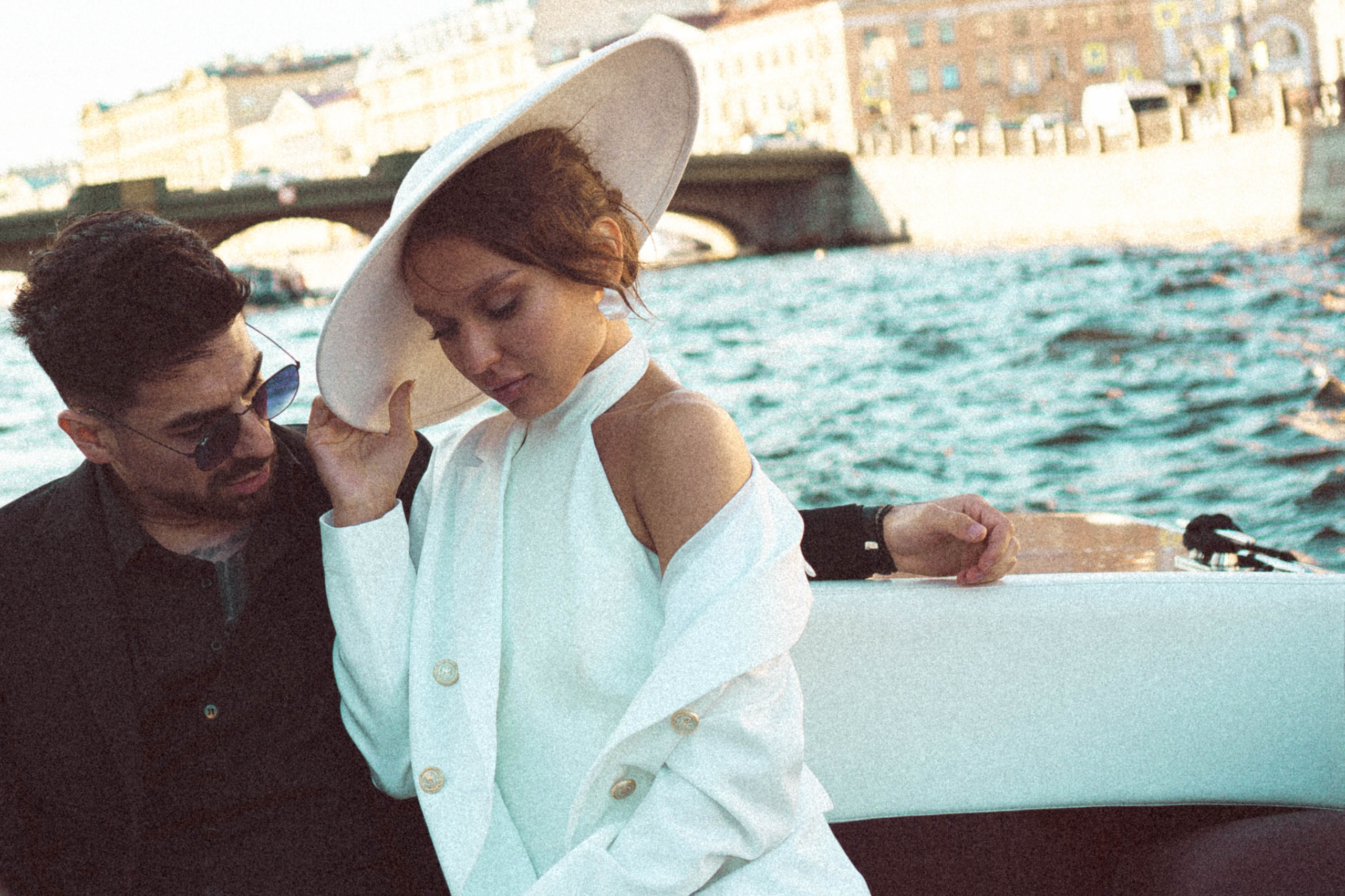 СВАДЕНБНАЯ СЬЕМКА НА КАТЕРЕ ПО КАНАЛАМ САНКТ-ПЕТЕРБУРГА И В АКВАТОРИИ НЕВЫ. Профессиональный фотограф, Санкт-Петербург — Виктория Богомолова