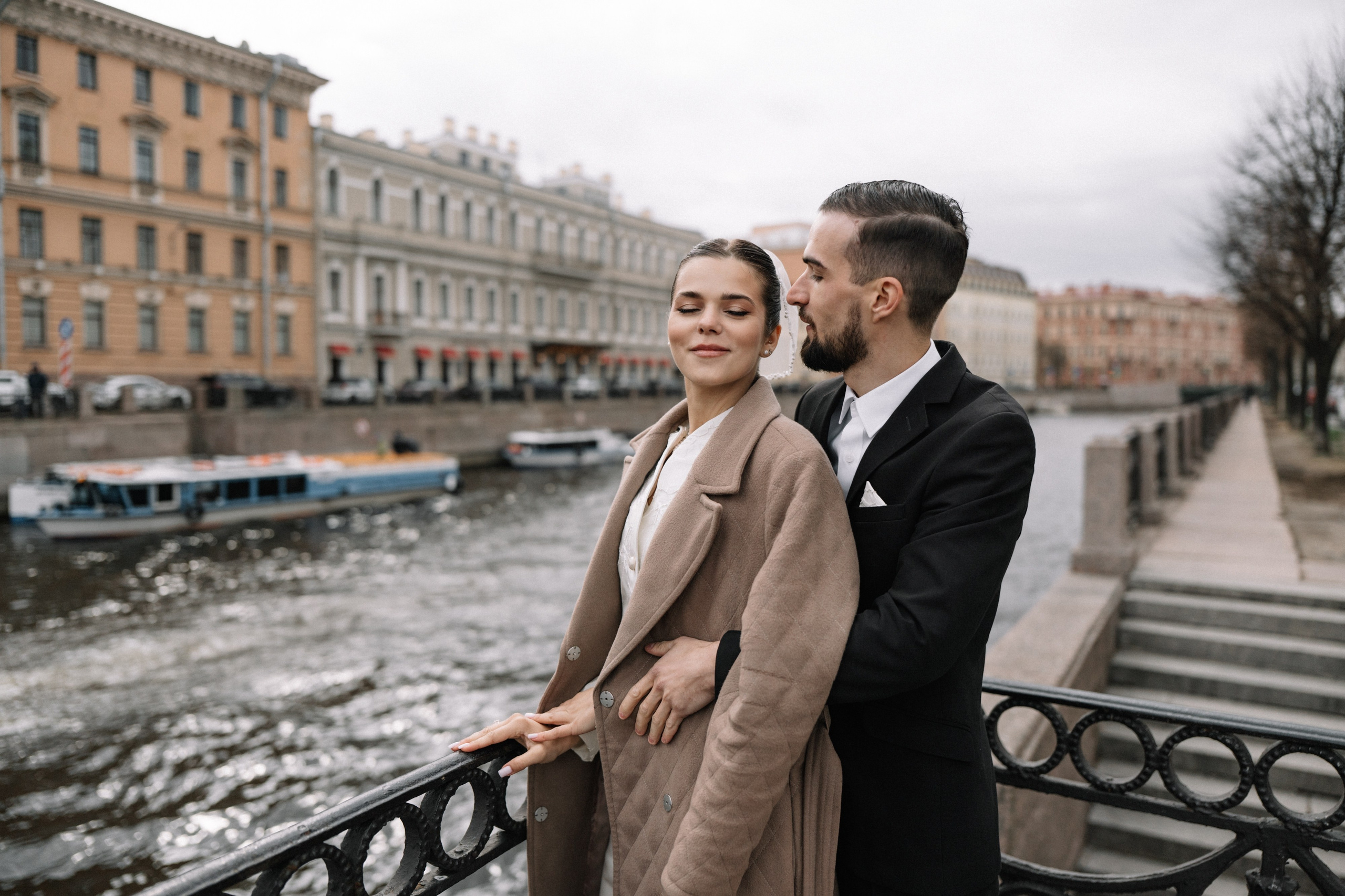 Свадебная фотосессия в Апреле в Петербурге. Свадебный фотограф Александр Невский в Санкт-Петербурге
