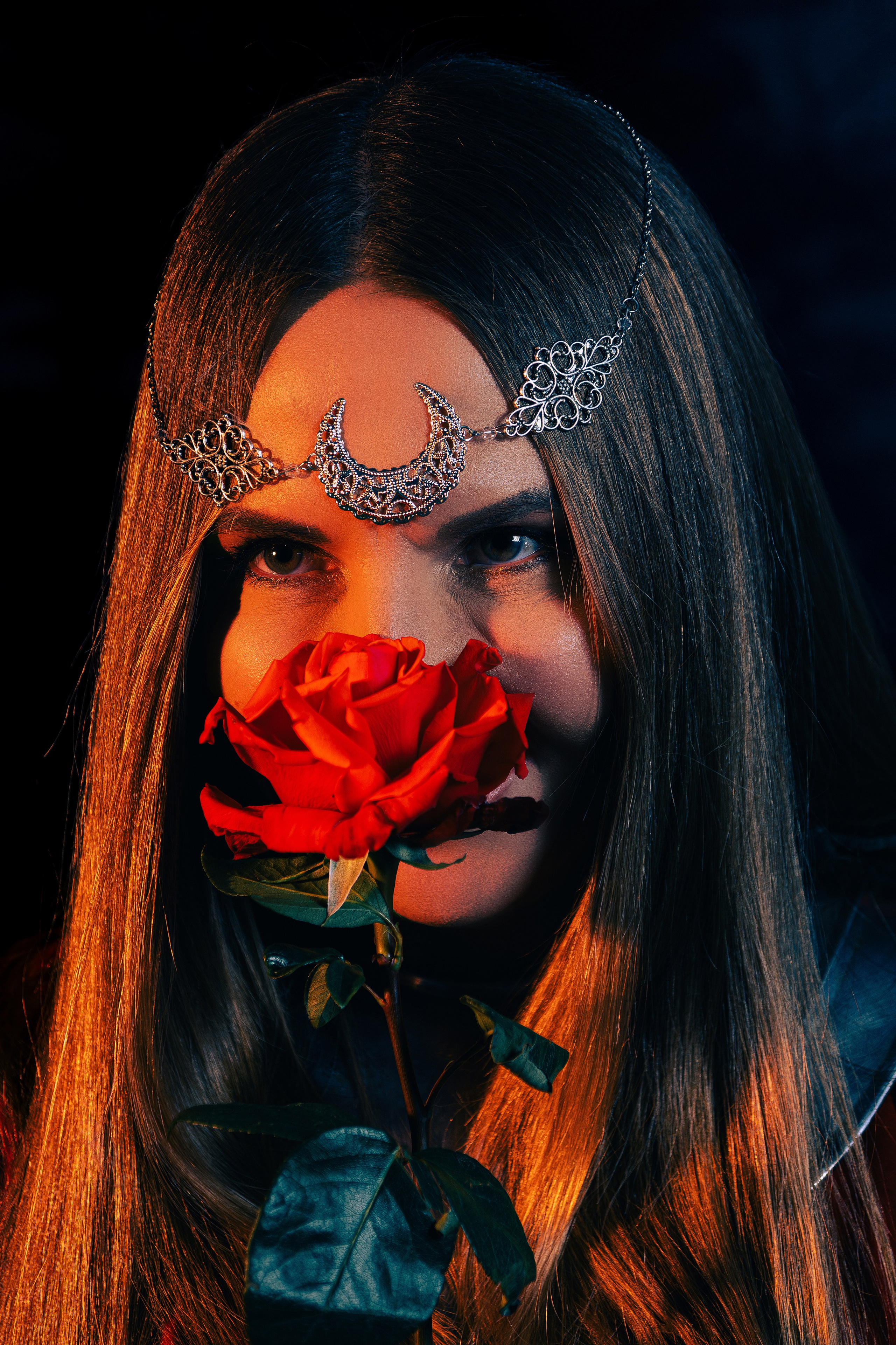 Женская фотосессия в Ростове-на-дону в образе воительницы с доспехами и мечом в поле.