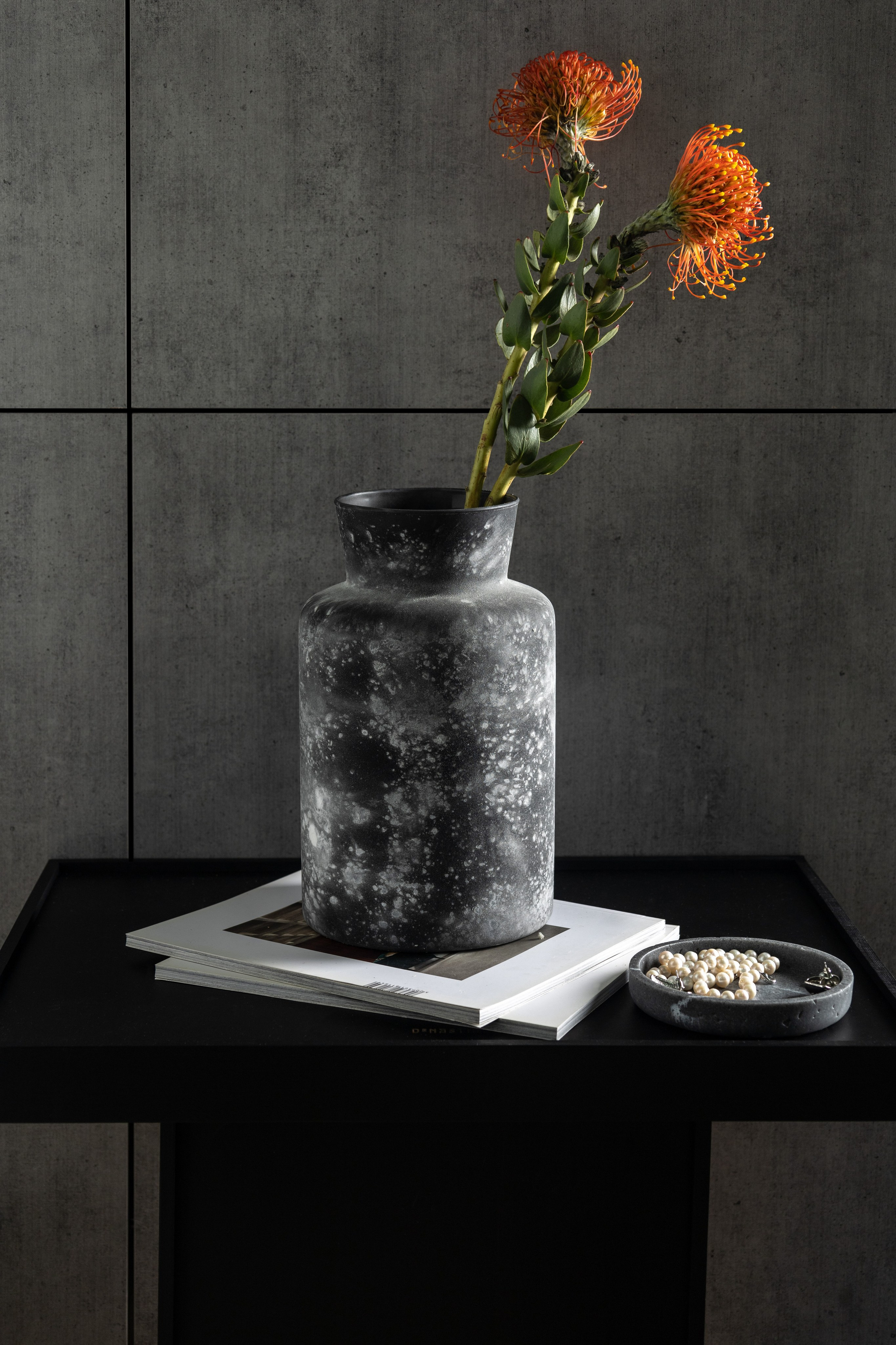 Серая матовая ваза с цветами в интерьере | Фото для карточки Ozon