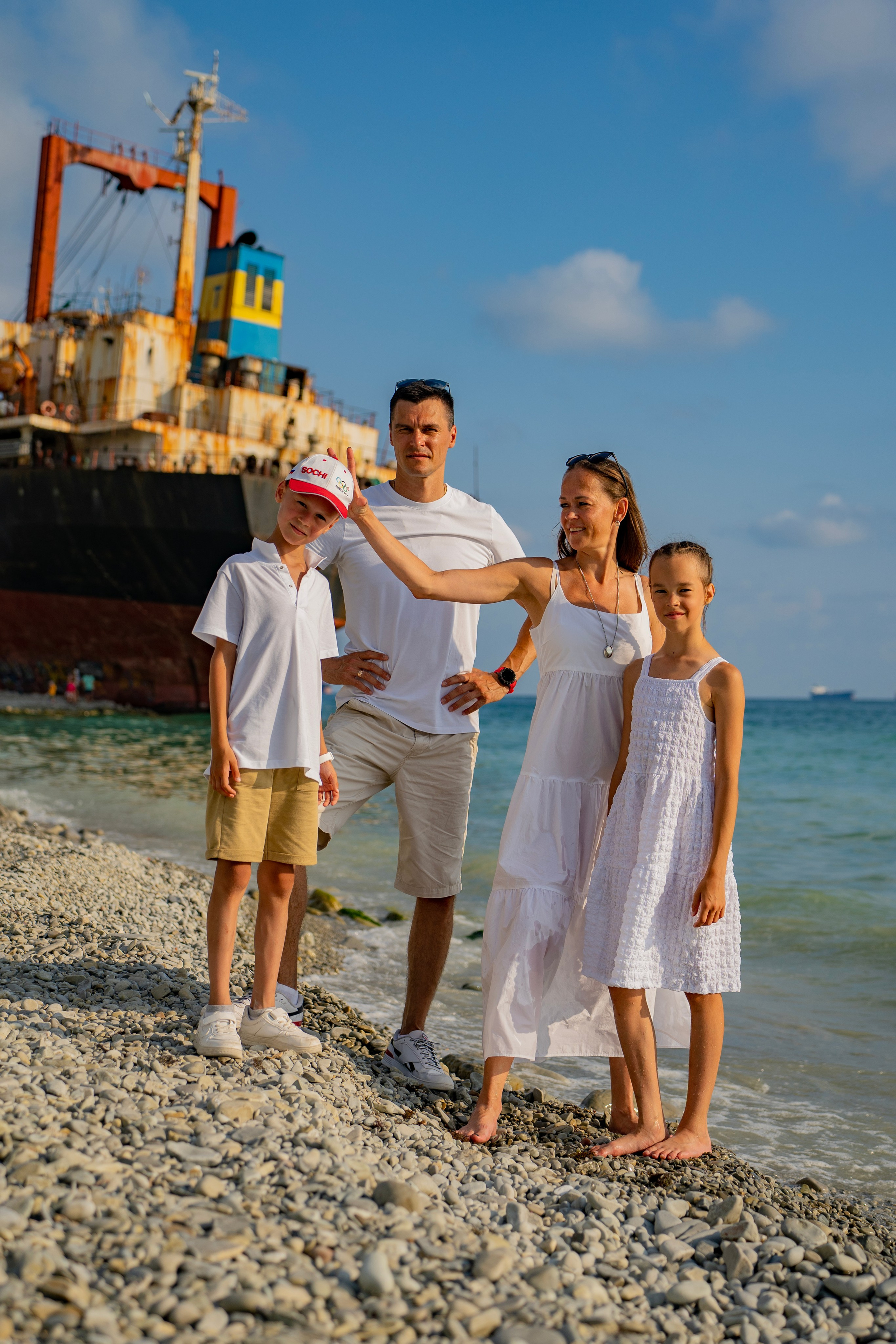 Фотосессия-поход к сухогрузу Рио. Семейный и детский фотограф Екатерина Черняева. Снимаю портреты, love story, фотопрогулки, работаю на улице, в кафе, студии, дома у клиента