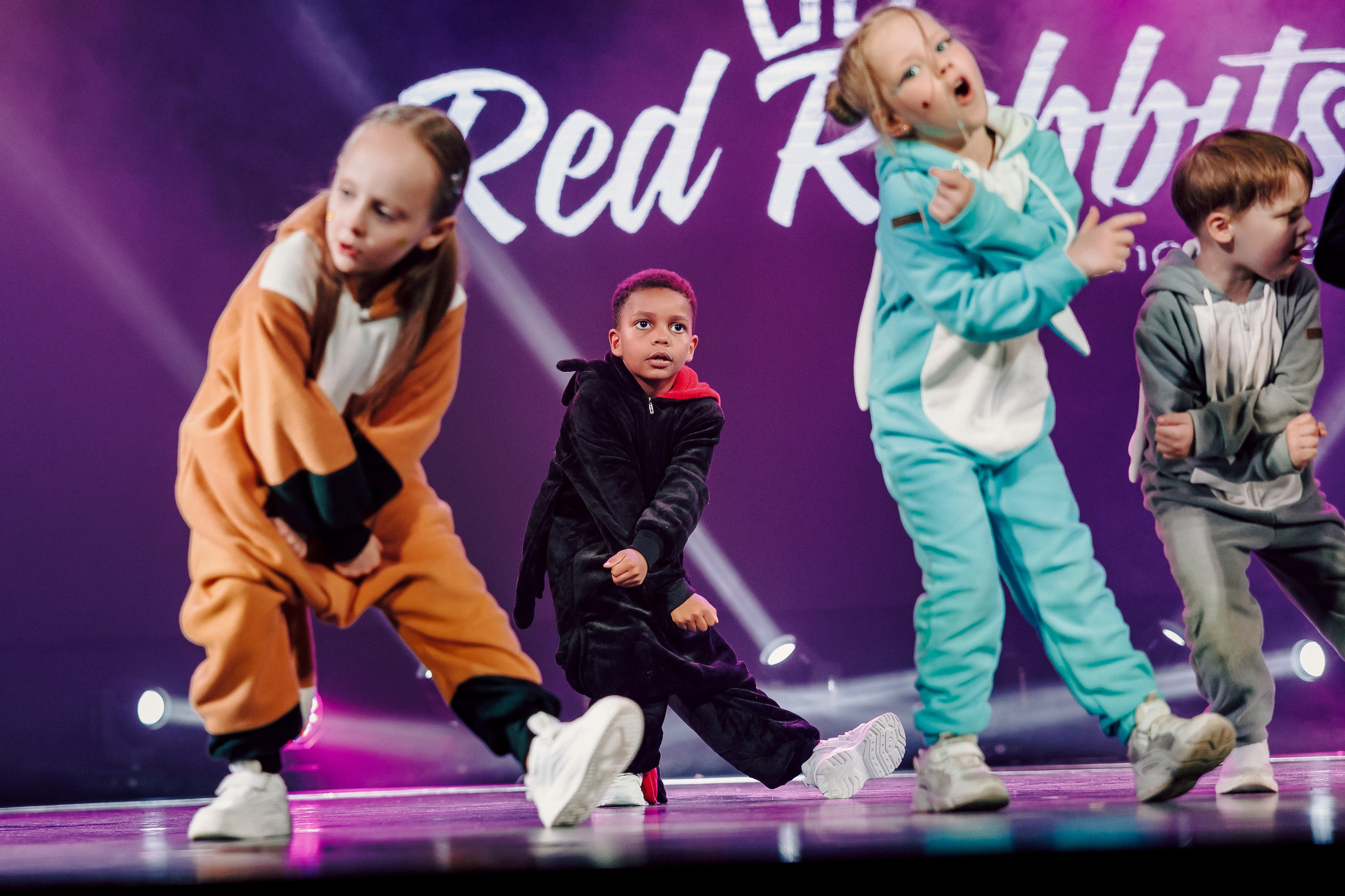 Отчётный концерт танцевальной школы «Red Rabbits» 2025. Лёшка Варзегов — фотограф