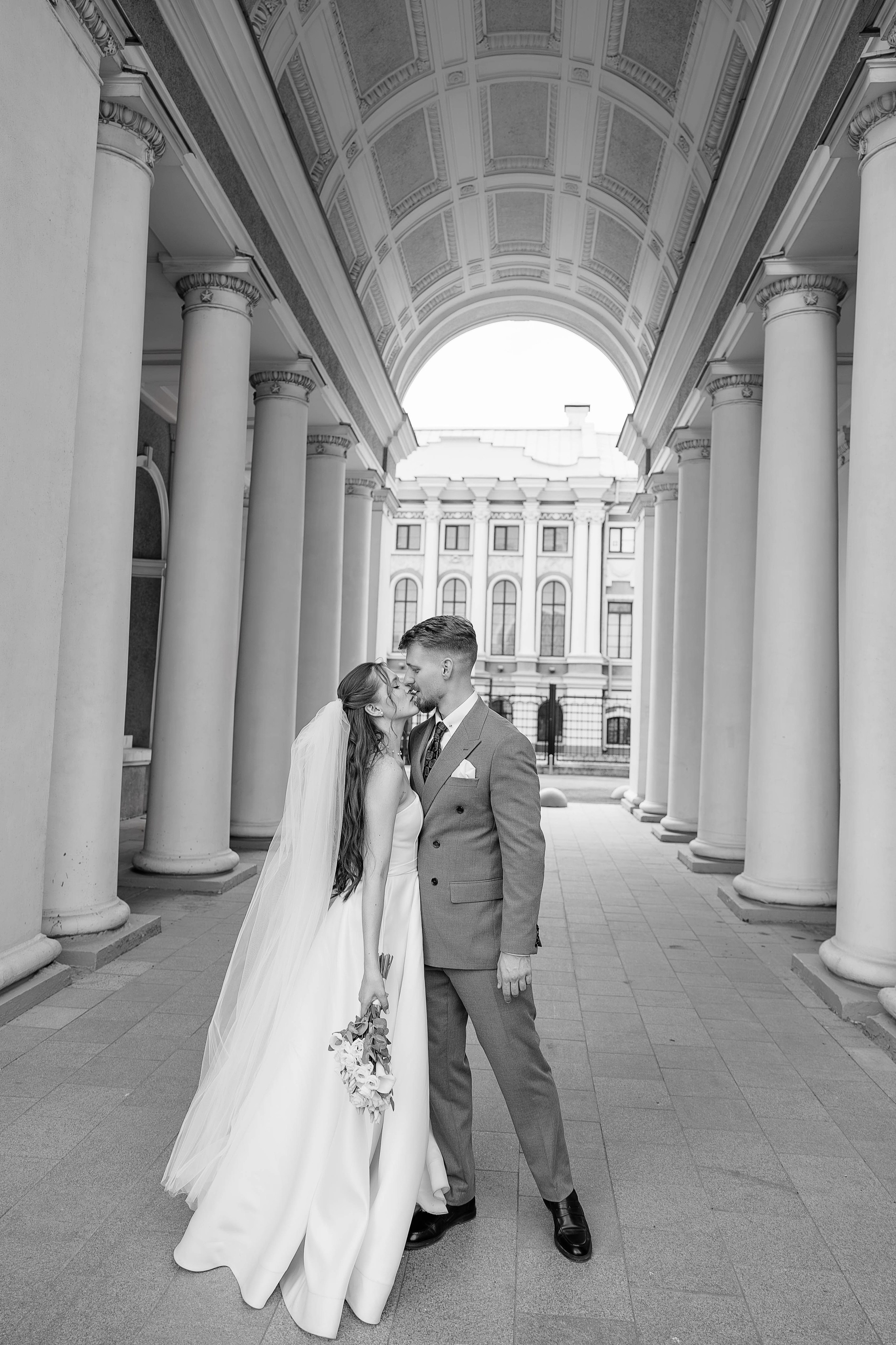 Жених и невеста в арке у >D:L в Воронеже