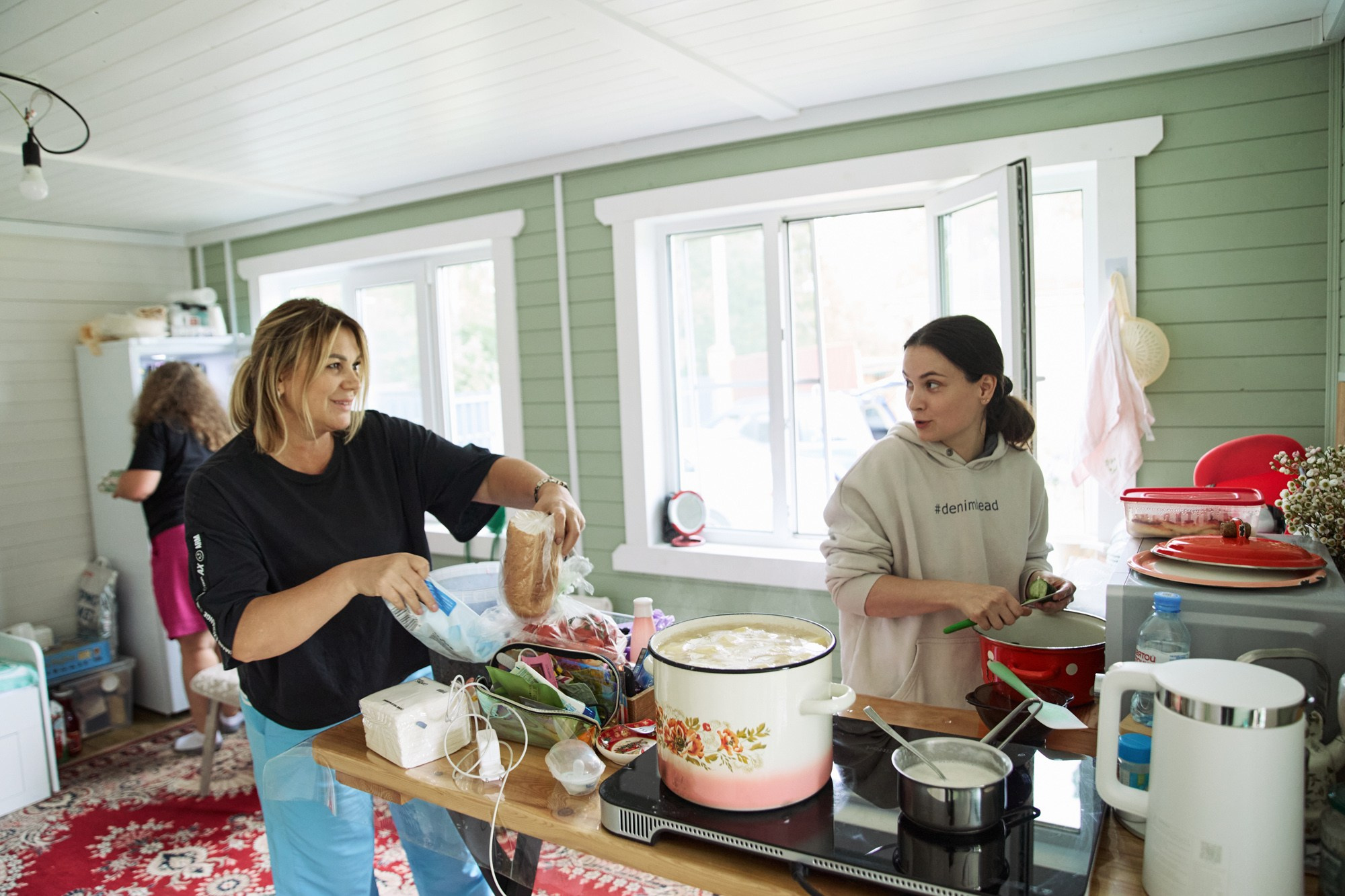 Фотограф на детский день рождения в Москве и Подмосковье: репортажная съемка живых эмоций на даче. Контентный и репортажный фотограф Виталий Кулешов | Москва