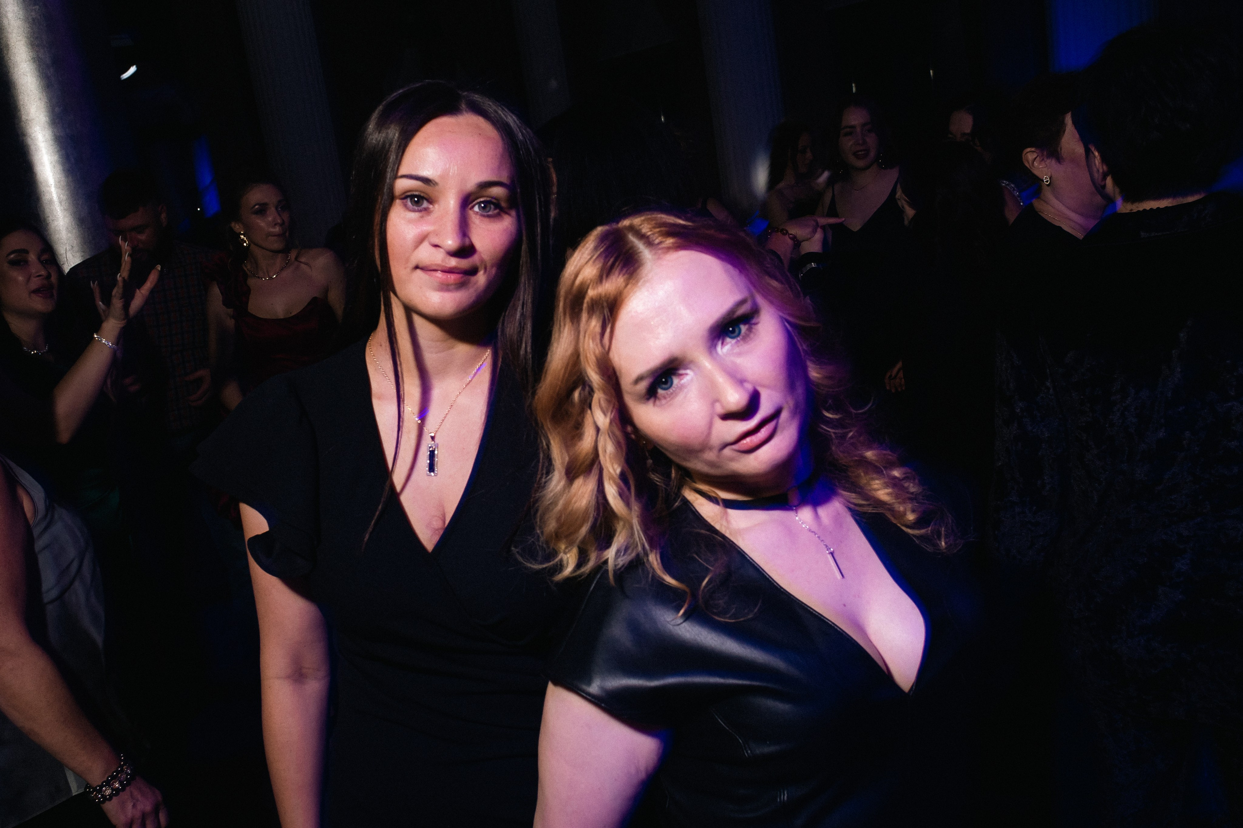 Фото с новогоднего корпоратива: фото в ресторане, фото танцев. Фотограф в Анапе Олег Зекерьяев